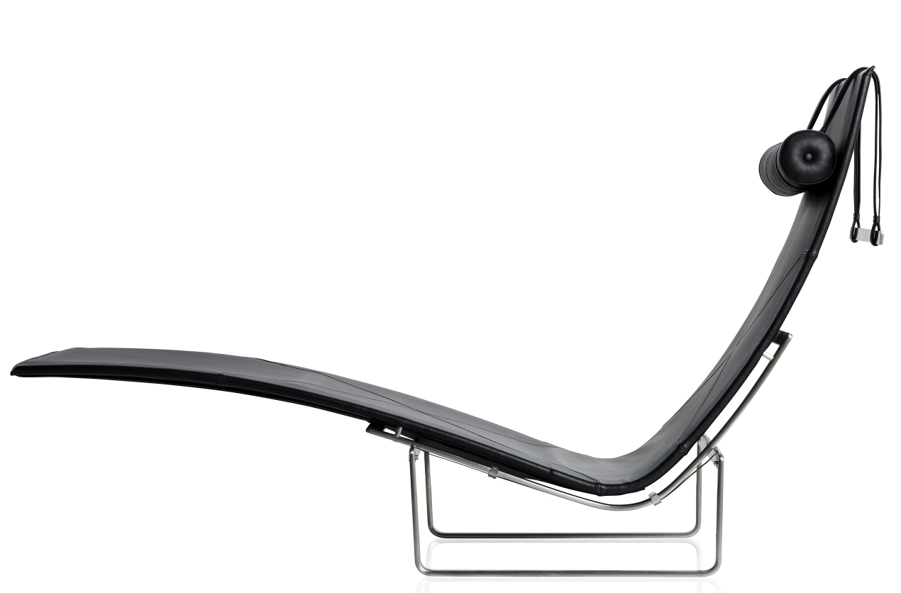 Schwarze PK24 Liege von Fritz Hansen, modernes Design mit Leder und Stahlgestell.