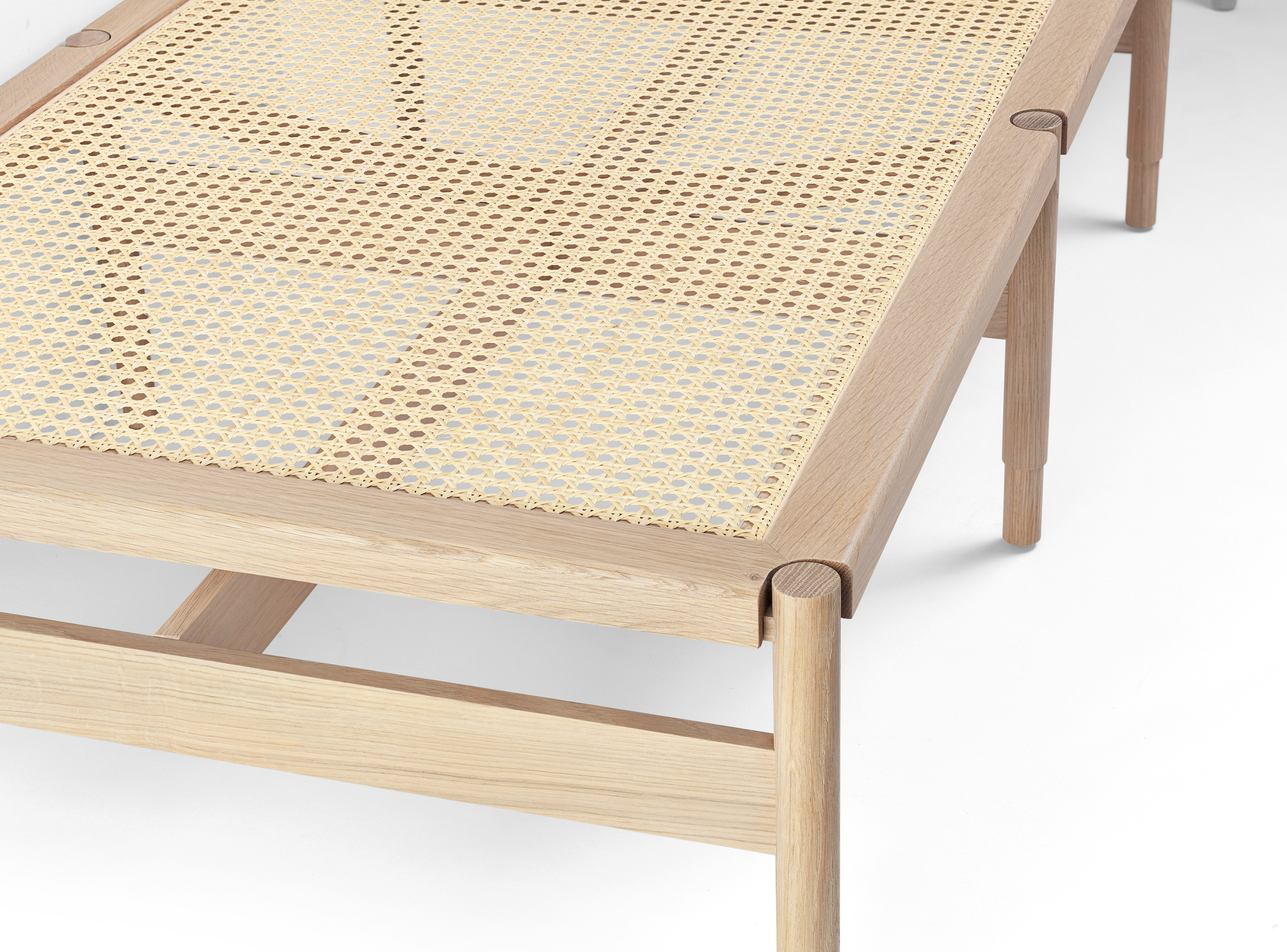 Winston Daybed Liege aus hellem Holz mit Wiener Geflecht, Detailaufnahme der eleganten Liege.