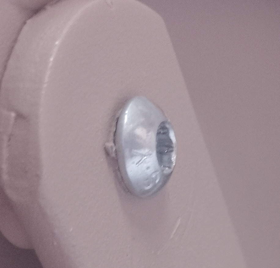 Detailaufnahme: Schraube am Fermob Lorette Beistelltisch in Muskat, Outdoor-Möbel.