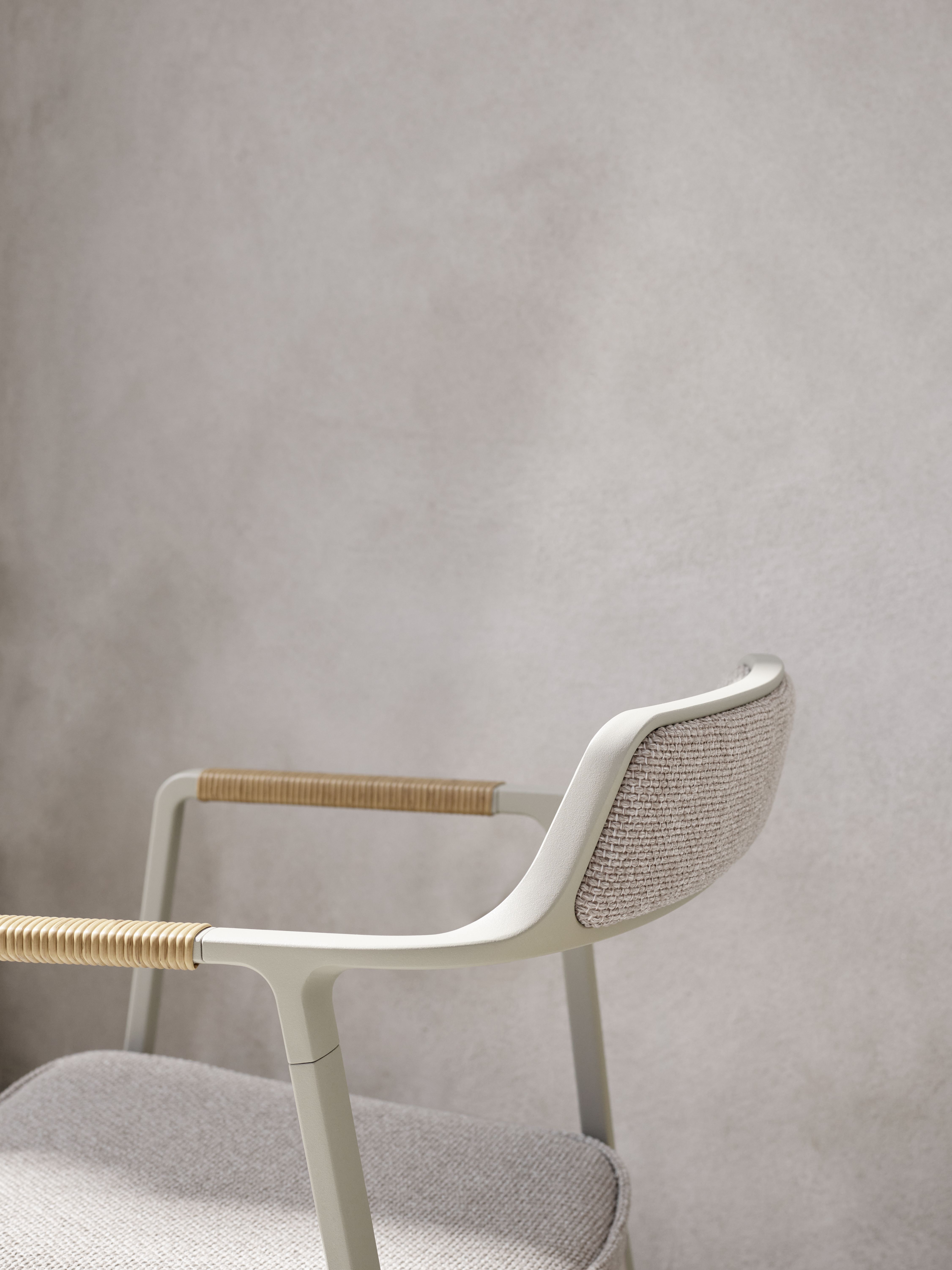 Detailaufnahme des Vipp Open-Air Outdoor Stuhls mit Armlehnen und grauem Textilbezug.