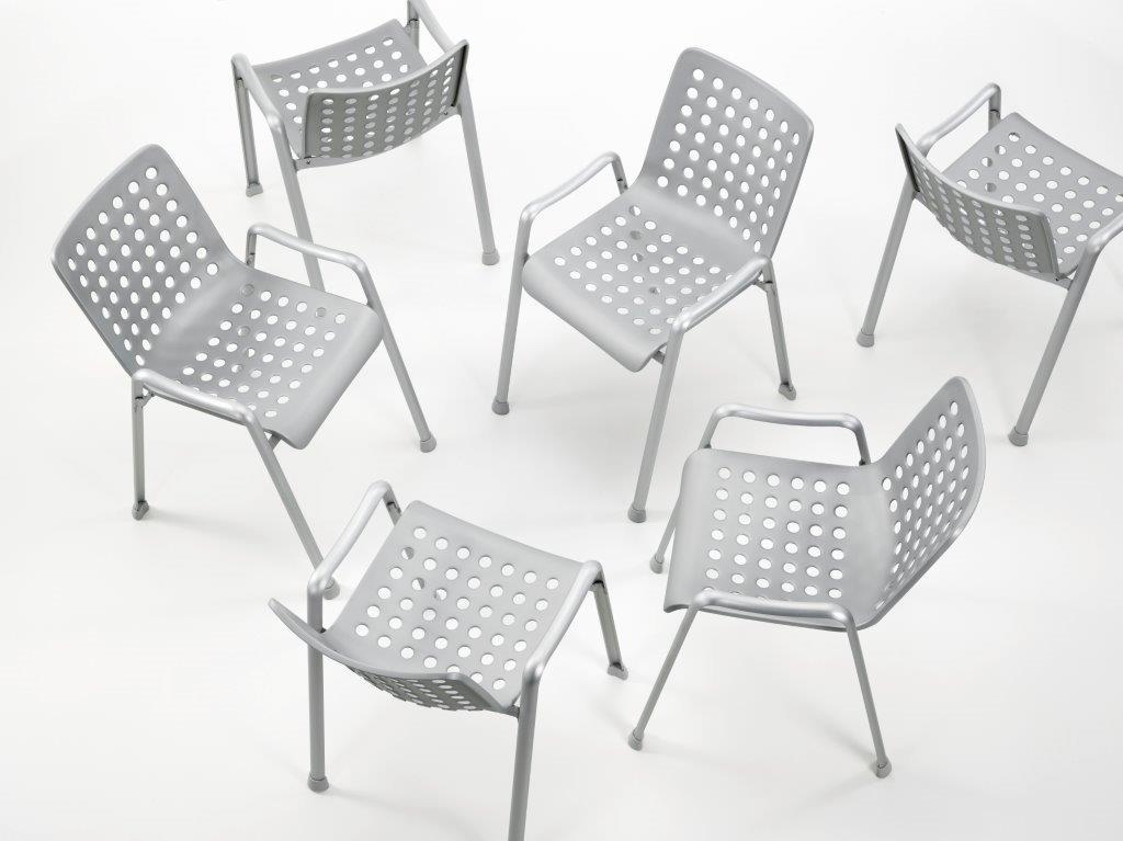 Silberne Landi Stühle von Vitra, Designklassiker mit Armlehnen und Lochmuster, perfekt für Garten und Terrasse.