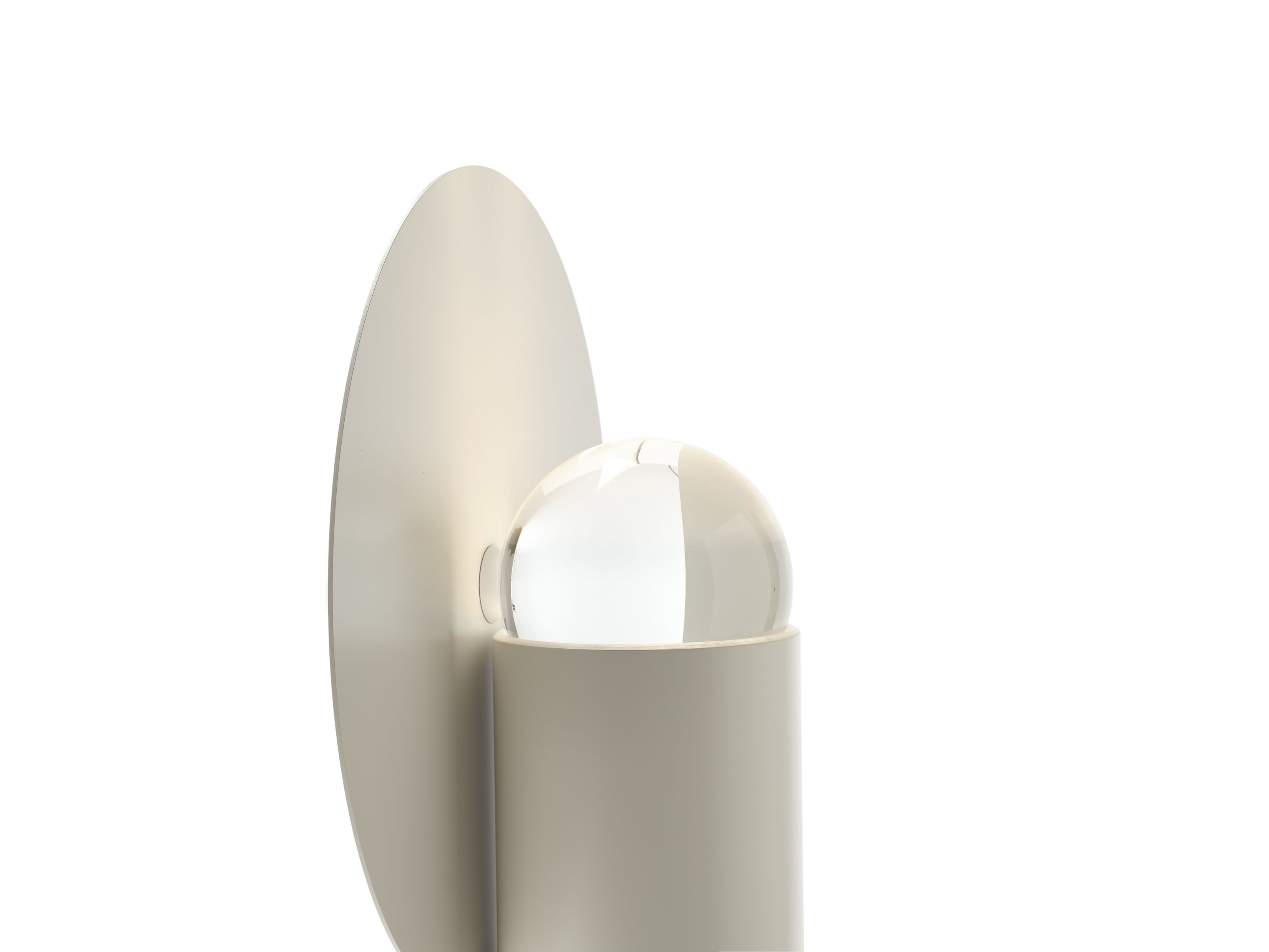 Nahaufnahme der Era Tischleuchte von Mogg, mit runder Glaslampe und schwarzem Sockel.