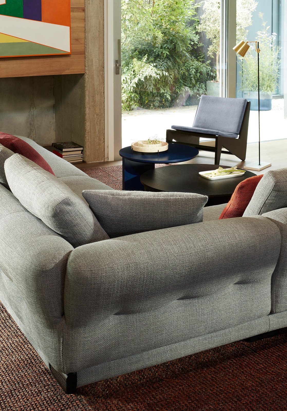 Detailaufnahme des grauen Sengu Sofas von Cassina, modulare Wohnlandschaft mit Kissen.