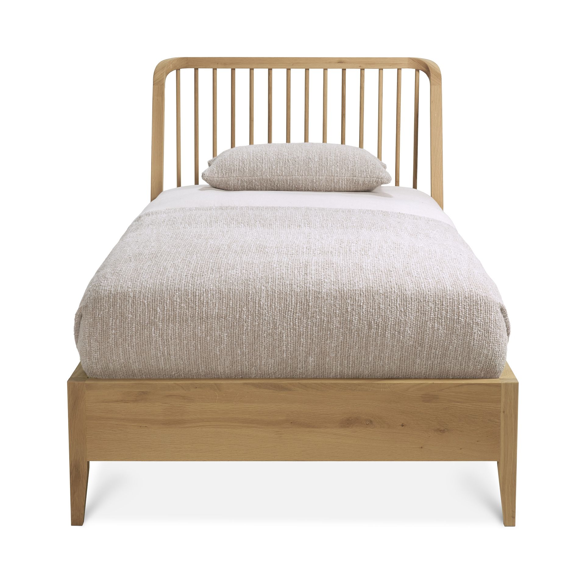 Ethnicraft Spindle Bett: Einzelbett aus massivem Eichenholz mit Lattenrost und Textilien.