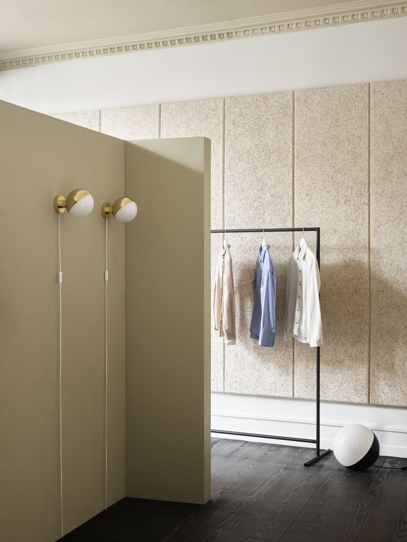 Zwei VL Studio Wandleuchten von Louis Poulsen in Gold und Weiß an beiger Wand.