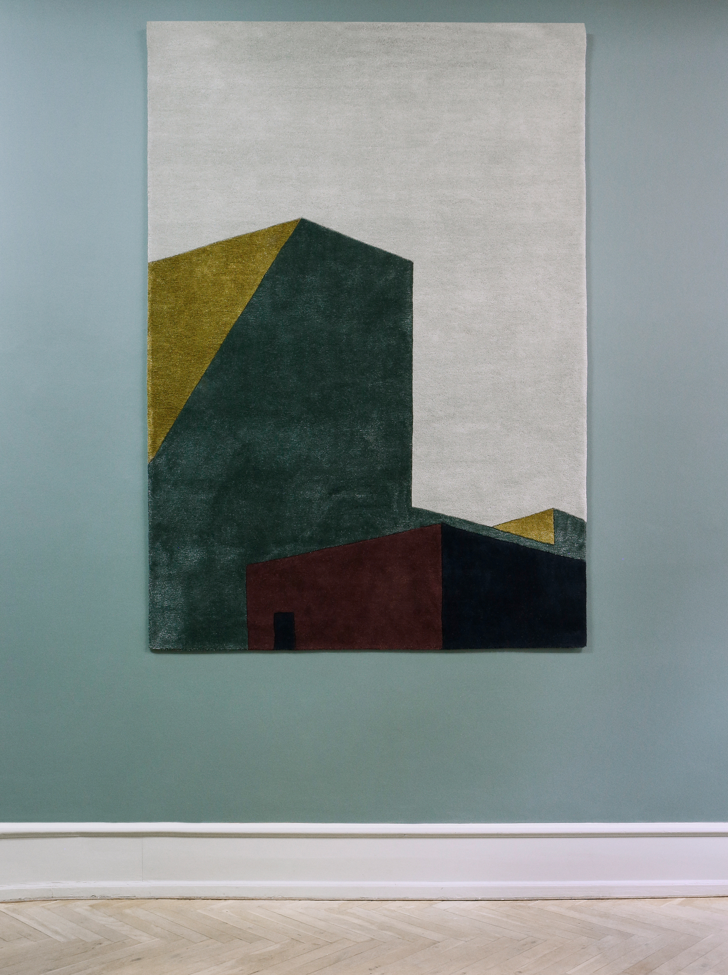 Arqui Teppich 2 von Please wait to be Seated mit abstraktem, geometrischem Muster in Grün, Gold und Rot.