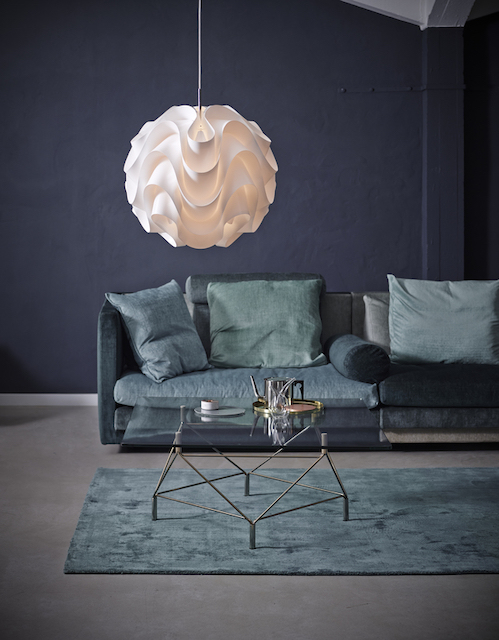 Weiße Le Klint Pendelleuchte Model 172 XXL über Sofa, skandinavisches Design, Wohnzimmerbeleuchtung.