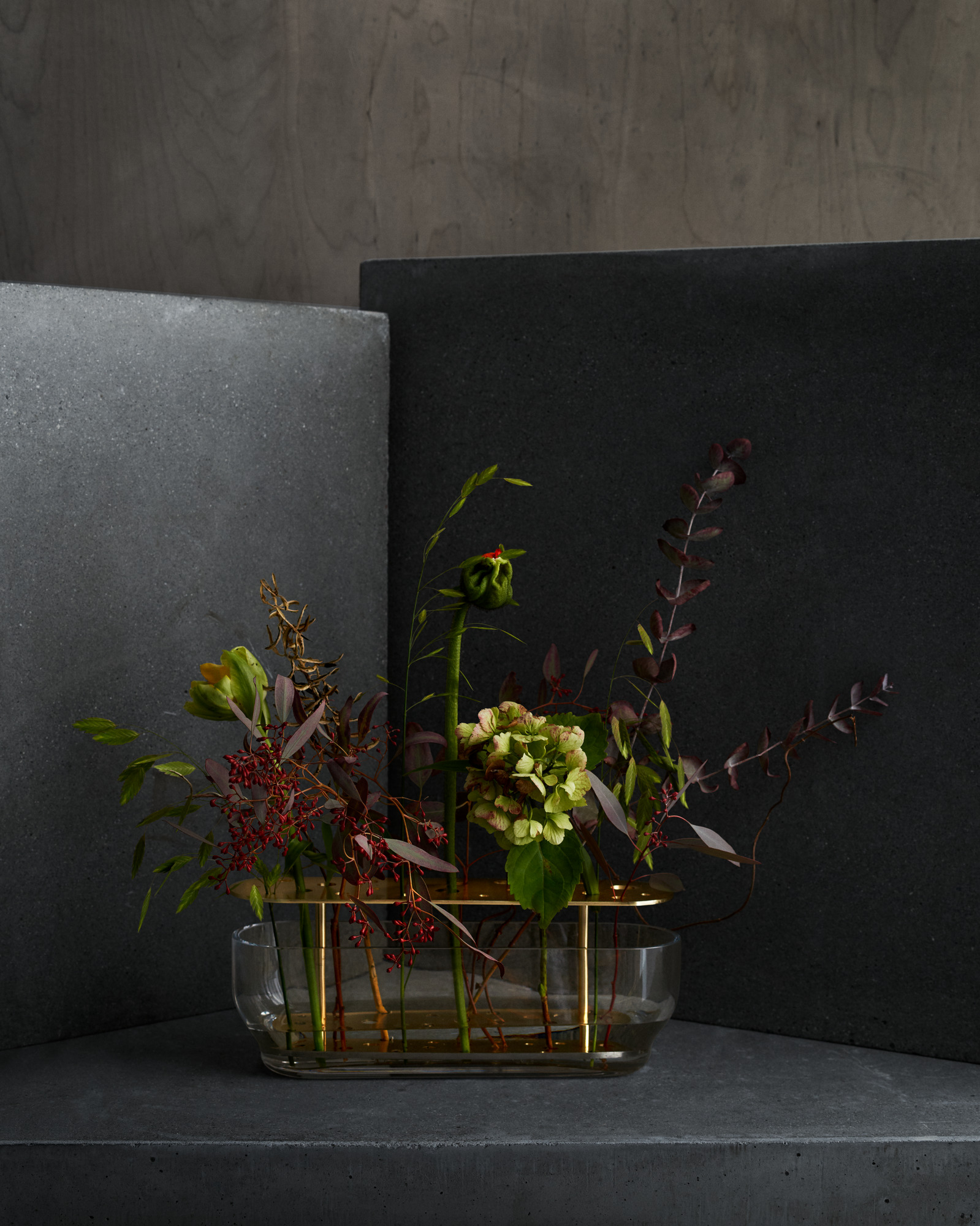 Ikebana Vase von Fritz Hansen, lange Glasvase mit Blumen und goldfarbenem Einsatz.