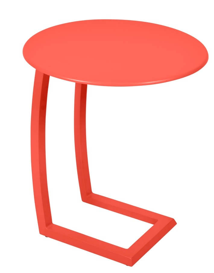 Roter Alizé Outdoor Beistelltisch von Fermob mit runder Tischplatte und versetztem Fuß.