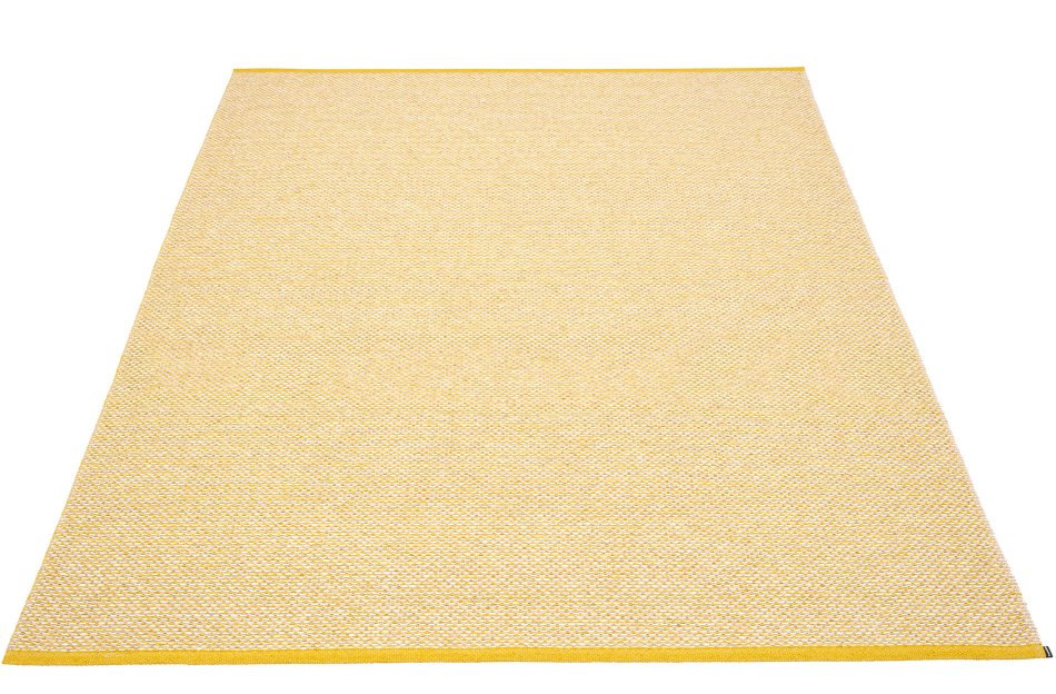 Effi Kunststoffteppich 230x320 cm von Pappelina in Senfgelb, ein gewebter Teppich für Innen und Außen.