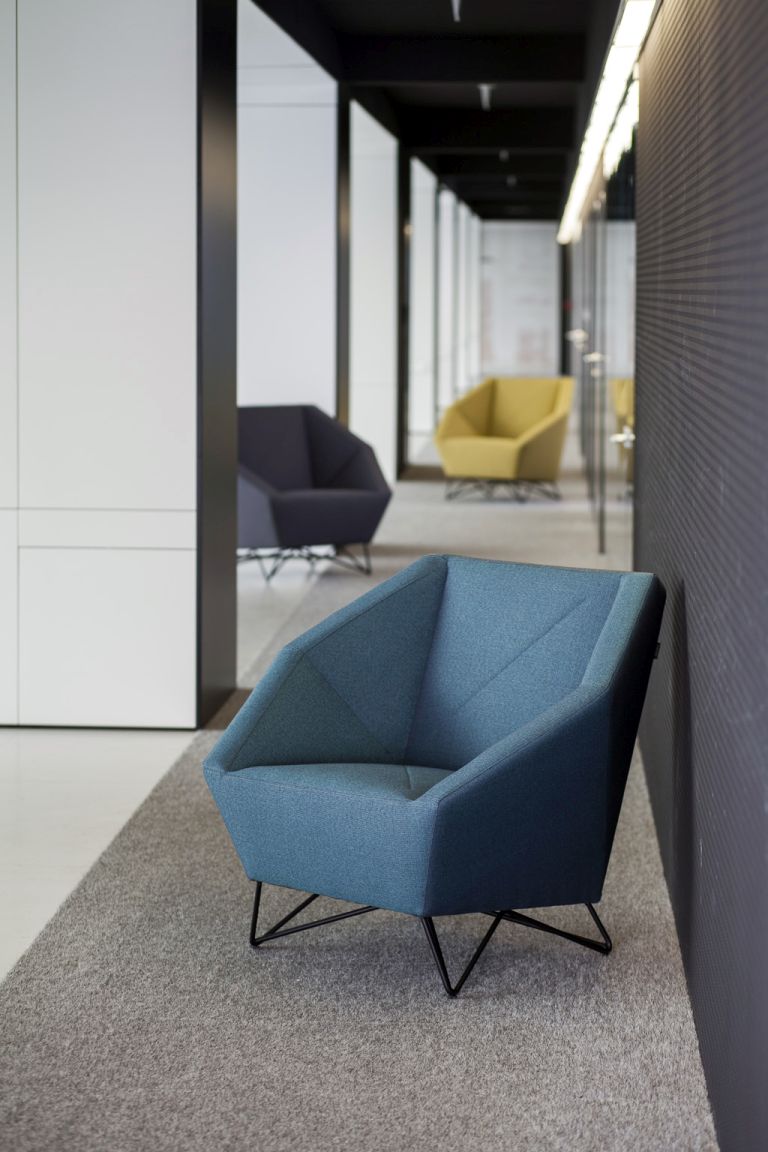 Blauer 3angle Sessel von Prostoria mit schwarzem Metallgestell im modernen Büro. Design Möbel.