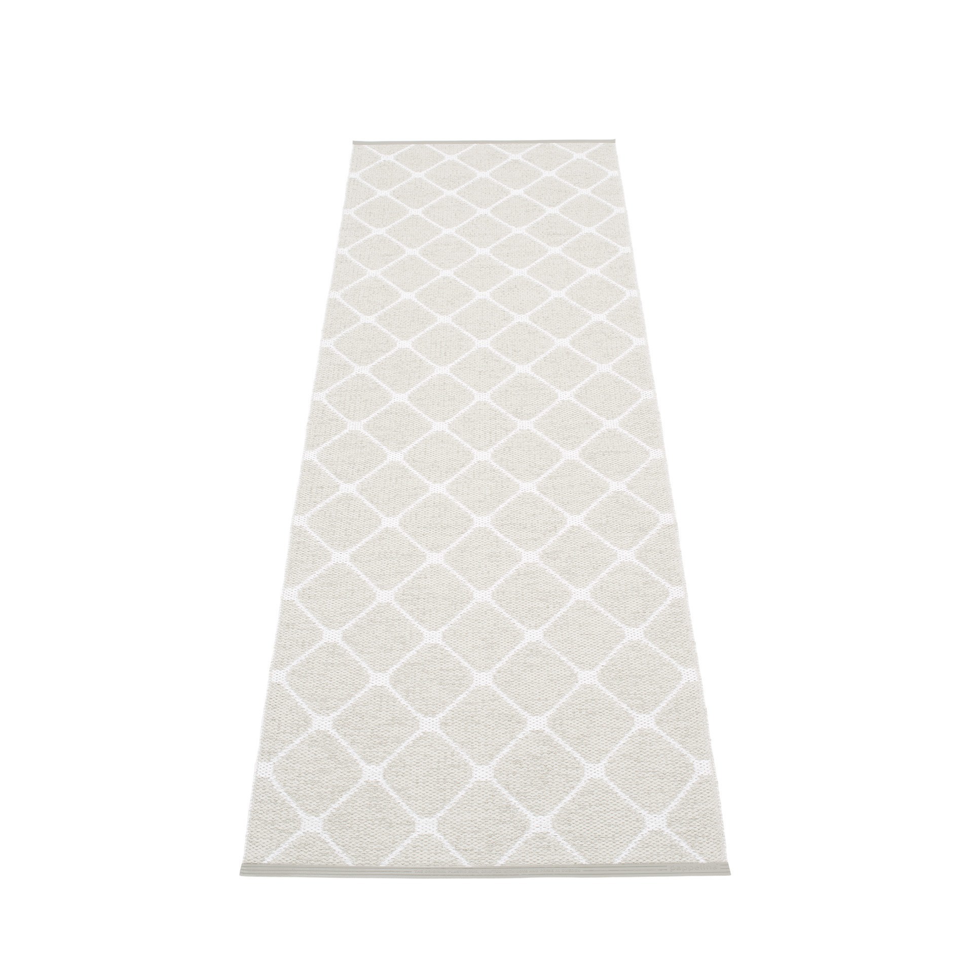 Rex Kunststoffteppich von Pappelina, 70x240 cm, in Fossil Grau-Weiß mit Rautenmuster. Robuster Teppich für Innen und Außen.