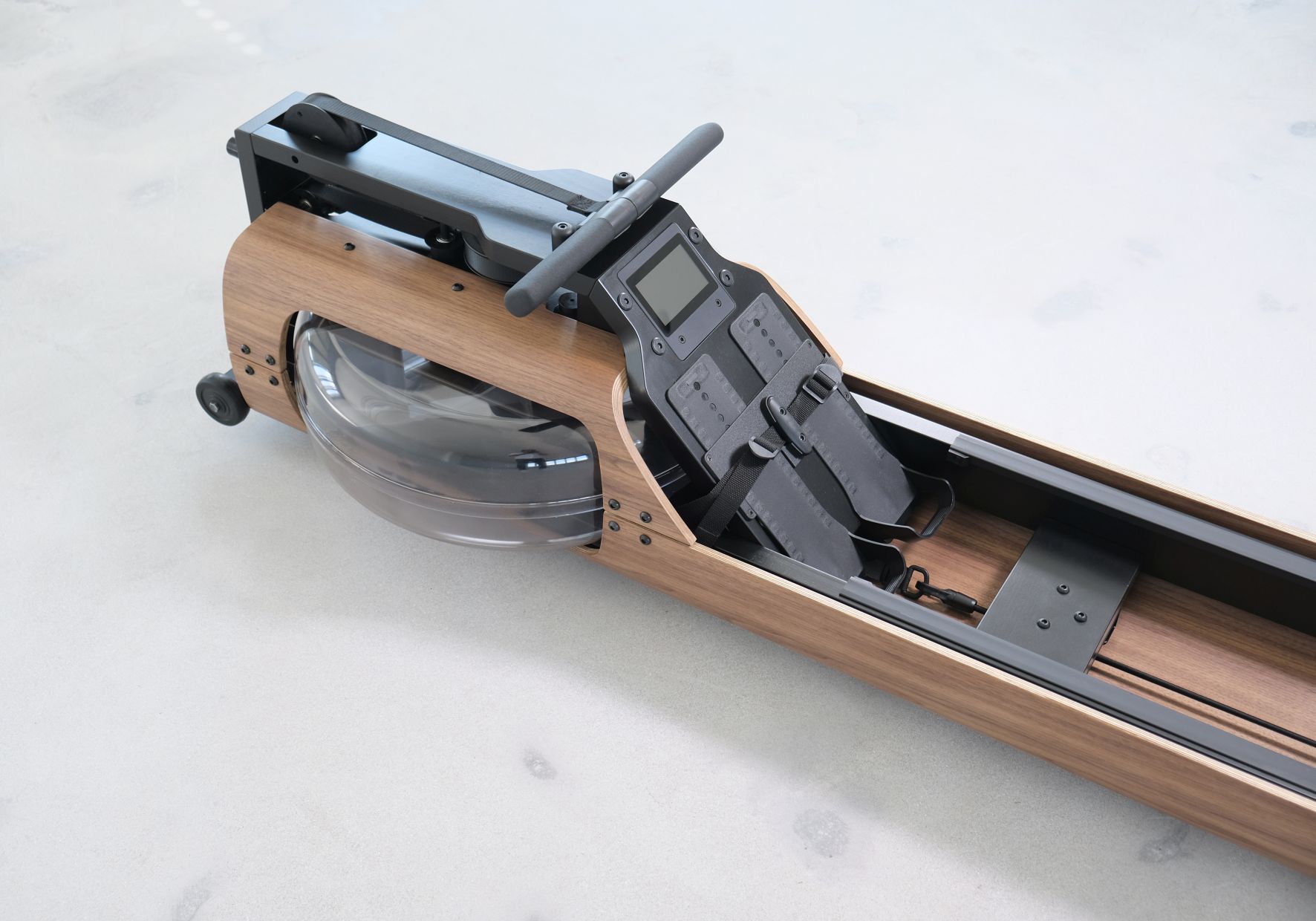 FLOW ONE Rudergerät von Stil-Fit in Schwarz: Detailansicht des hochwertigen Wasser-Rudergeräts für effektives Training.