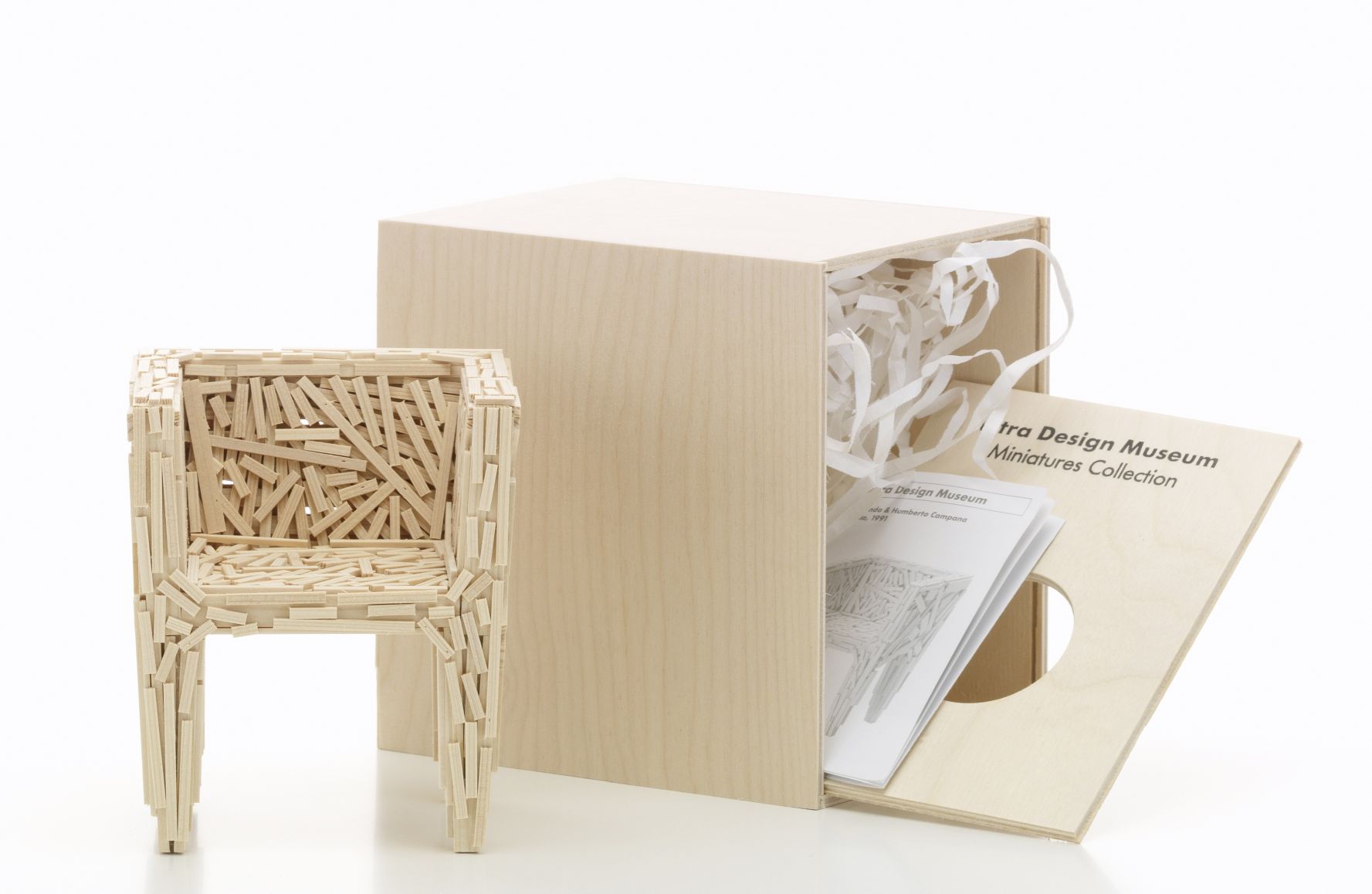 Favela Miniatur Sessel von Vitra aus hellem Holz mit passender Holzbox. Designmöbel.