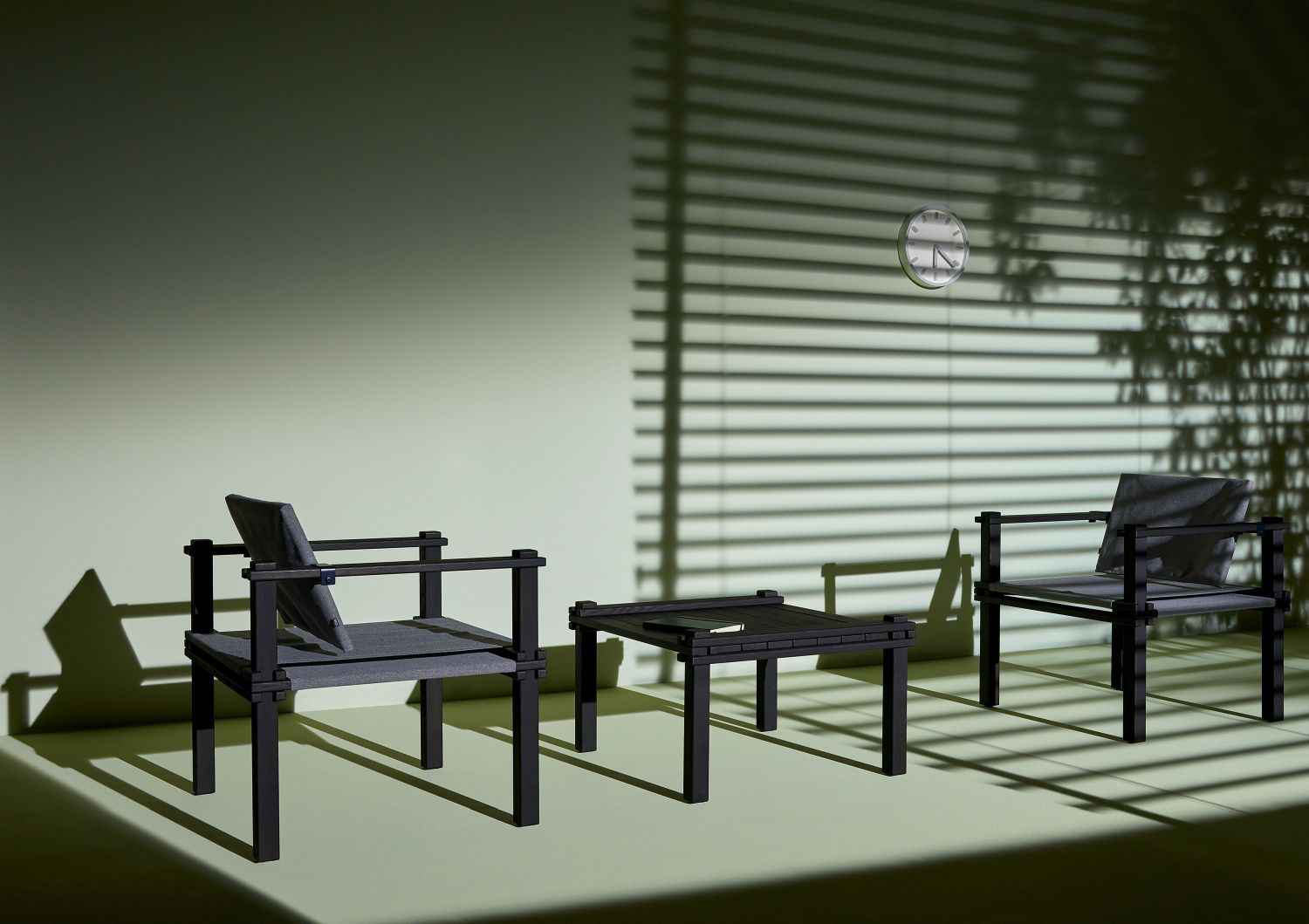 Farmer Tisch und Stühle Outdoor Set aus dunklem Holz mit minimalistischem Design.