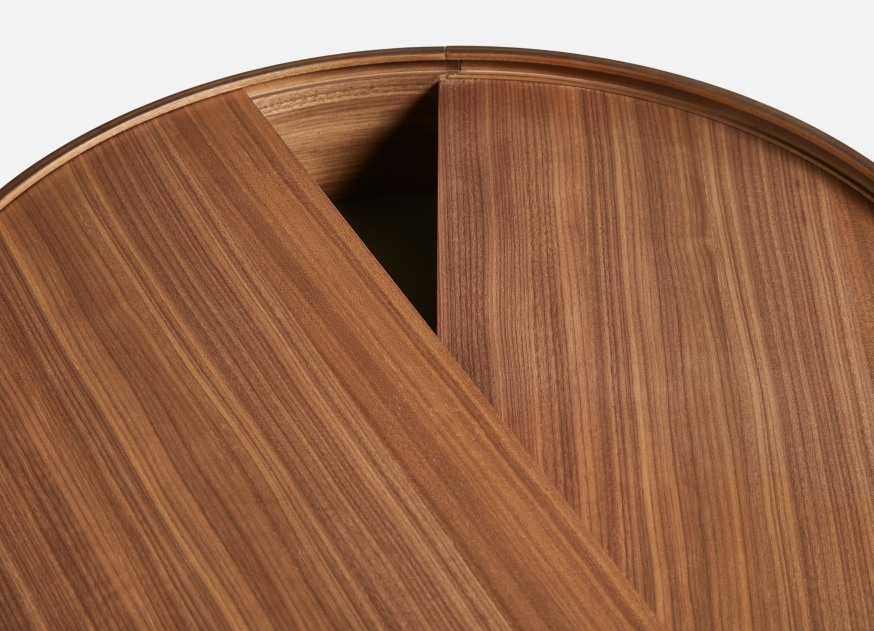 Detailaufnahme der Arc Coffee Table von Woud, runde Tischplatte aus Walnussholz mit Öffnungsmechanismus.