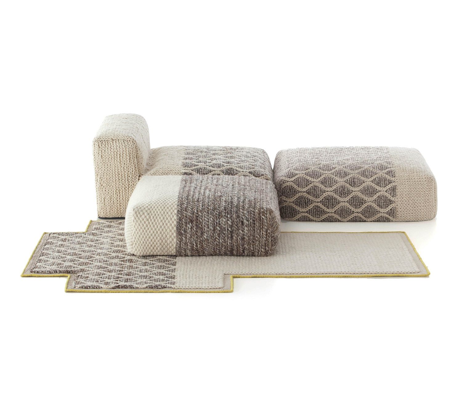 Mangas Space Rug Teppich Gan: Modulares Sofa und Teppich mit Strickmuster in Beige und Braun.