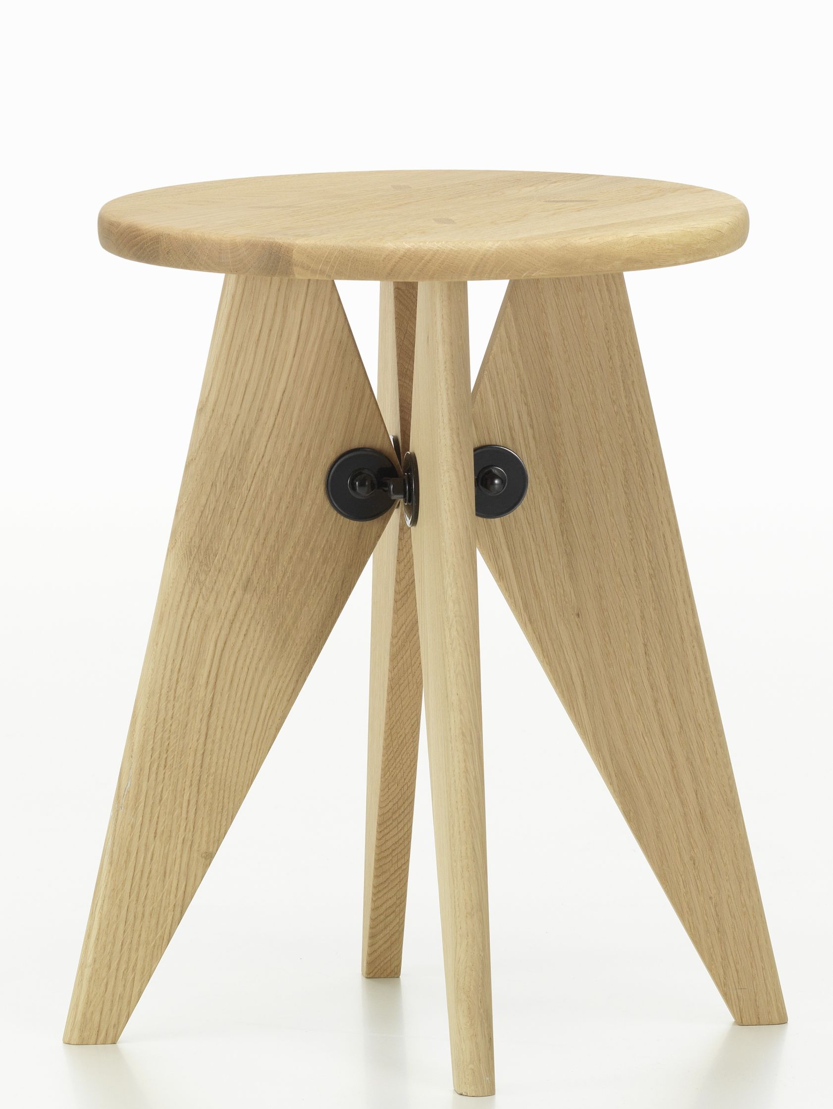 Vitra Tabouret Bois Hocker aus hellem Holz mit drei Beinen und runder Sitzfläche.