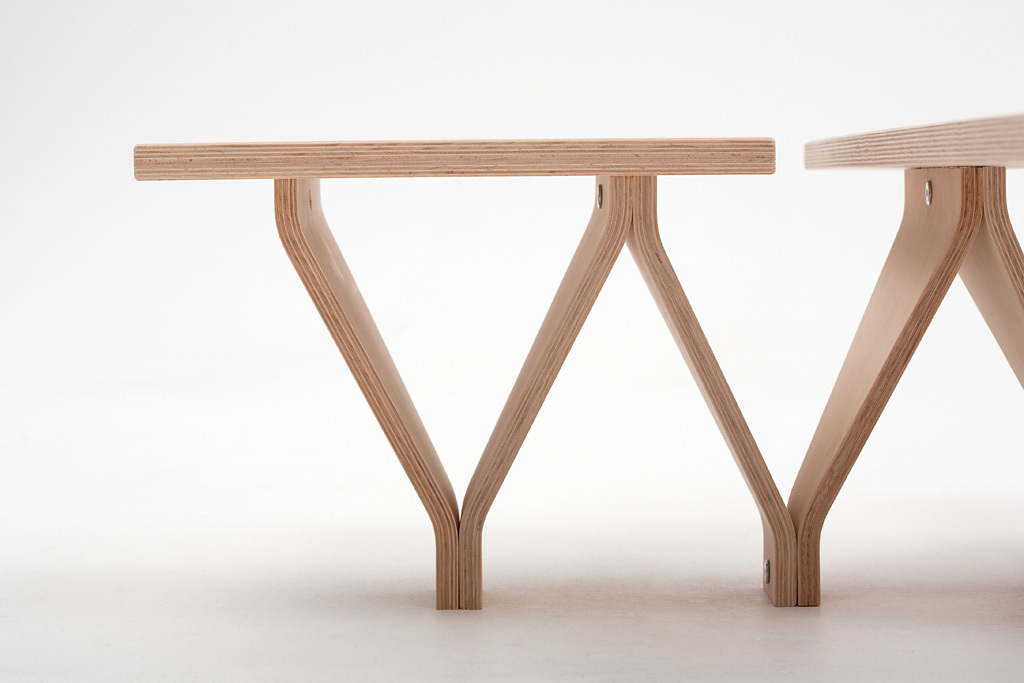 Detailaufnahme: Tojo Lieg Nachttisch aus hellem Holz, modernes Design für Schlafzimmer.