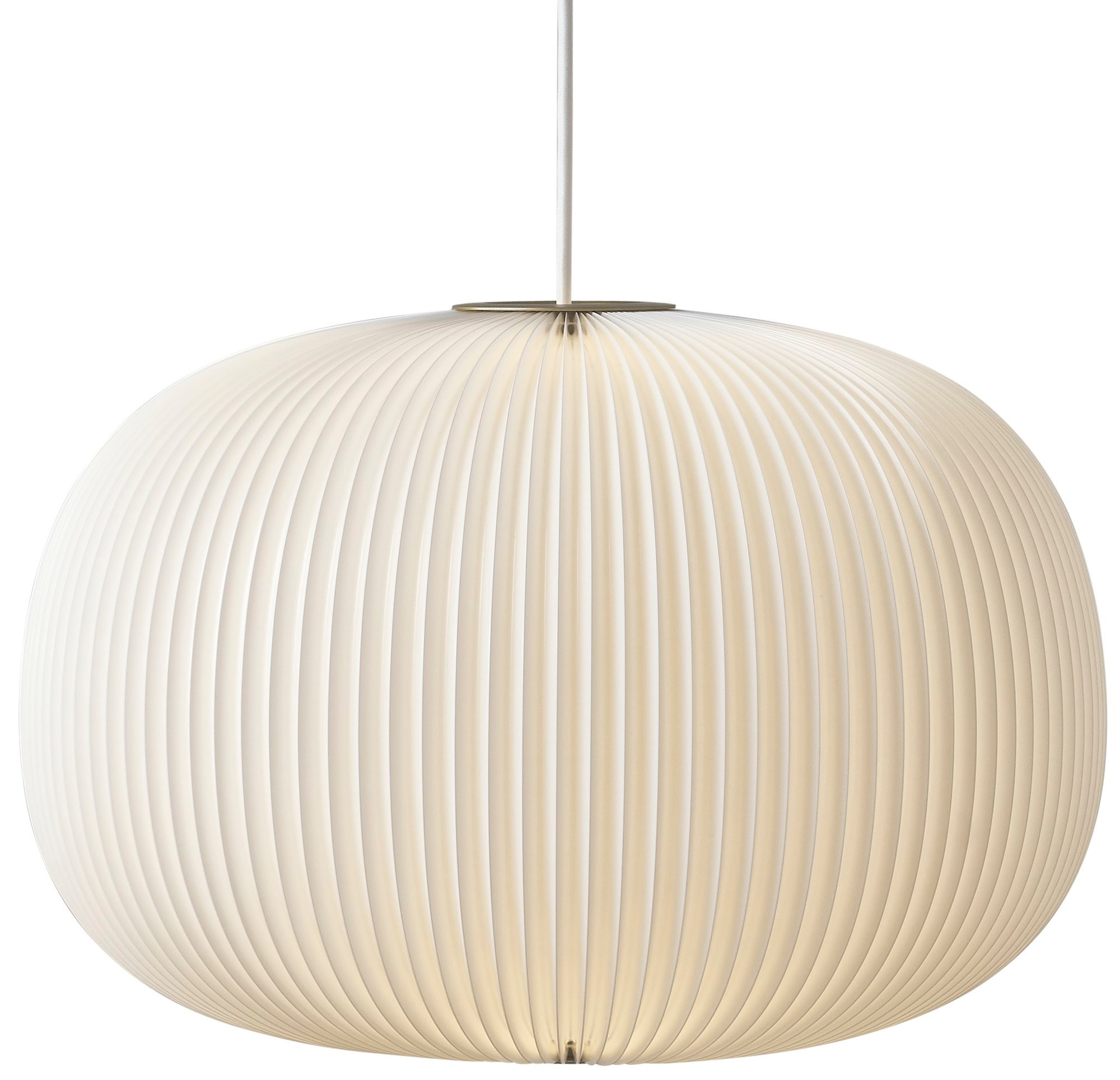 Weiße Lamella Pendelleuchte von Le Klint mit plissiertem Lampenschirm und goldenem Ring.