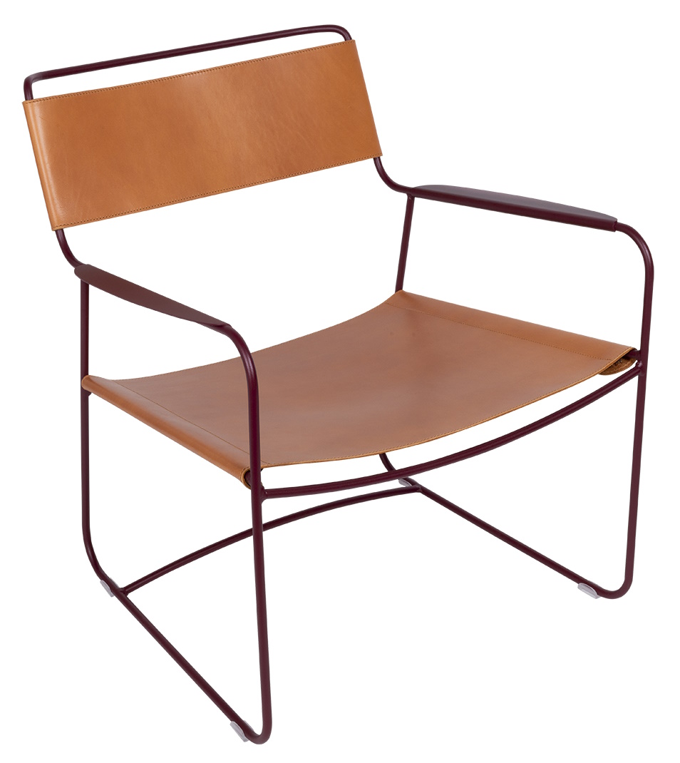 Surprising Ledersessel von Fermob: Moderner Outdoor Sessel mit braunem Leder und dunkelrotem Metallgestell.