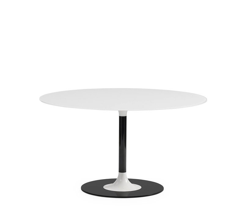 Weißer, runder Thierry XXL Tisch von Kartell mit schwarzem Fuß für Esszimmer und Wohnzimmer.