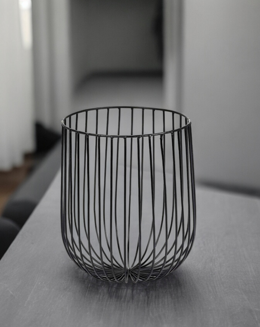 Schwarzer Catu Korb von Serax, ein dekorativer Drahtkorb für Wohnaccessoires und Aufbewahrung.