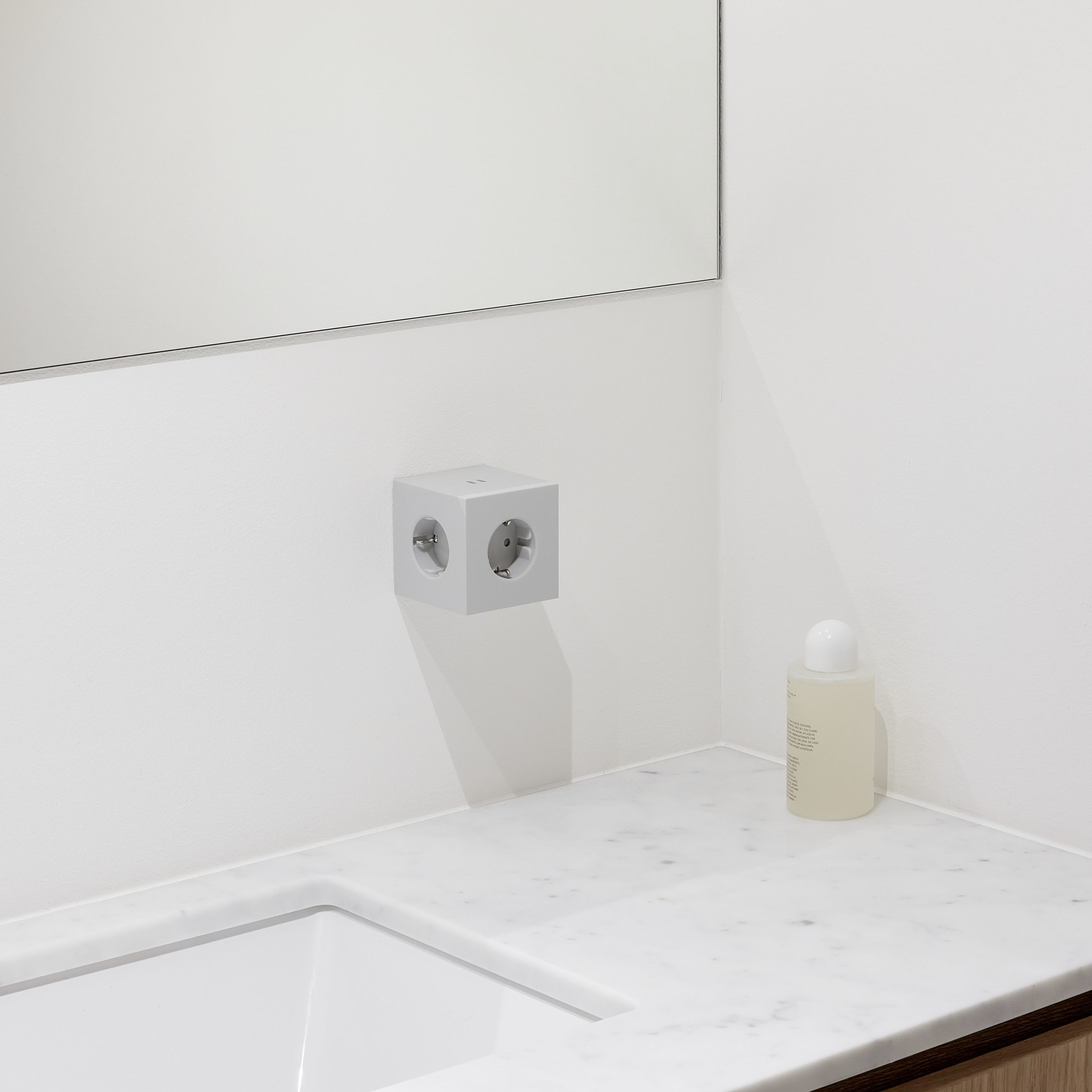 Avolt Square 2 Steckdosenwürfel in Gotland Grau mit USB-C Anschluss an Wand.