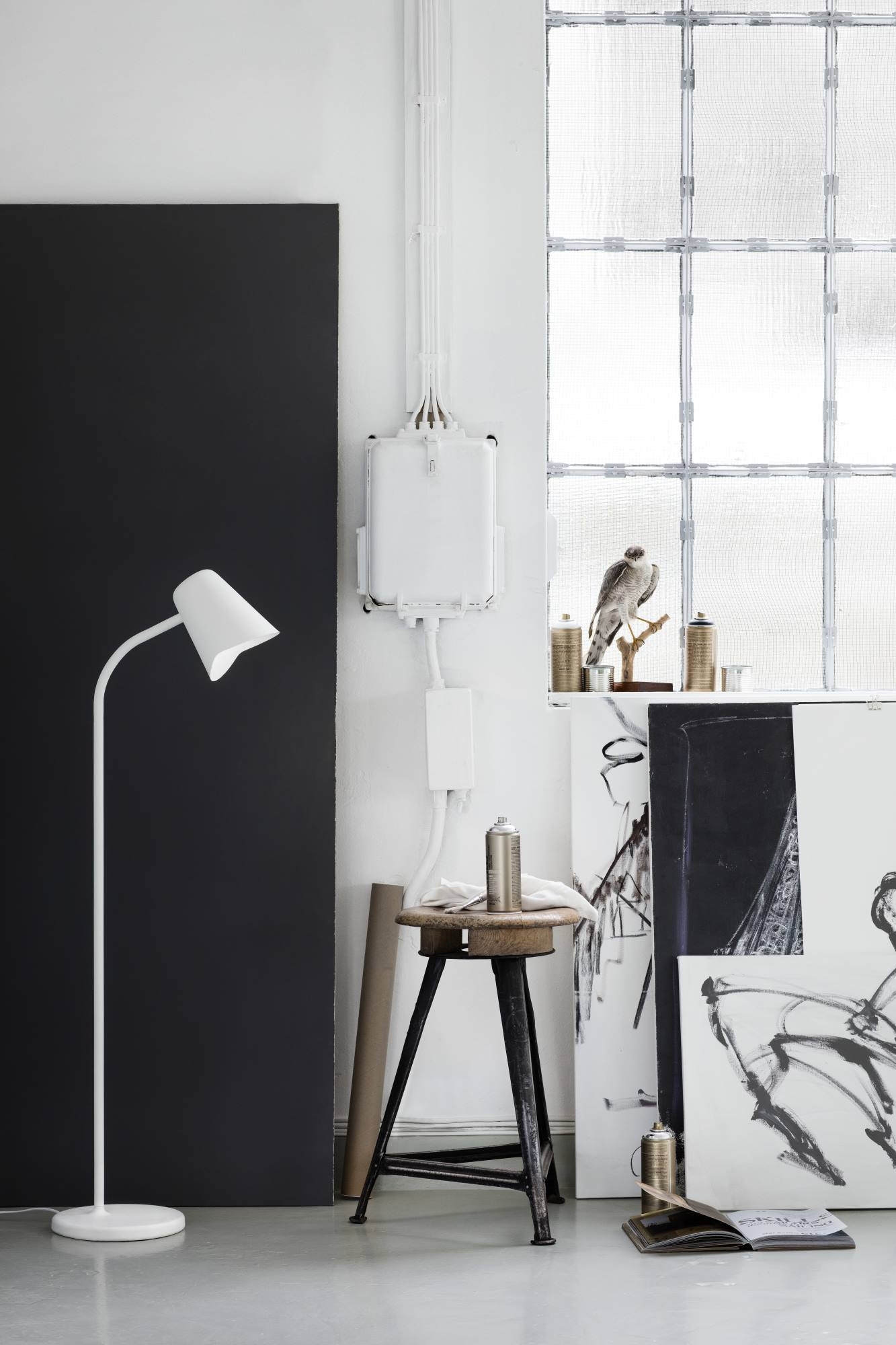 Schwarze "Me floor dim" Stehleuchte von Northern im minimalistischen Atelier-Ambiente. Moderne Bodenleuchte für Wohnzimmer und Büro.