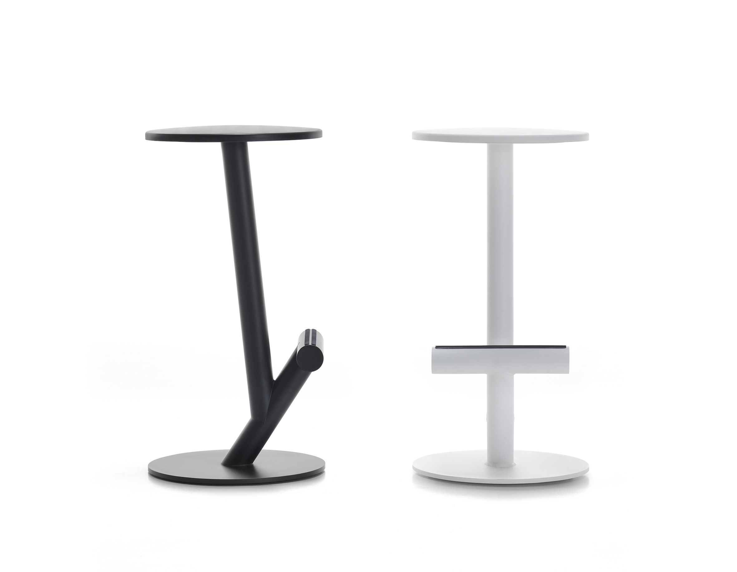 Zwei moderne Barhocker, Twig Barhocker von MDF Italia, in Schwarz und Weiß auf weißem Hintergrund.