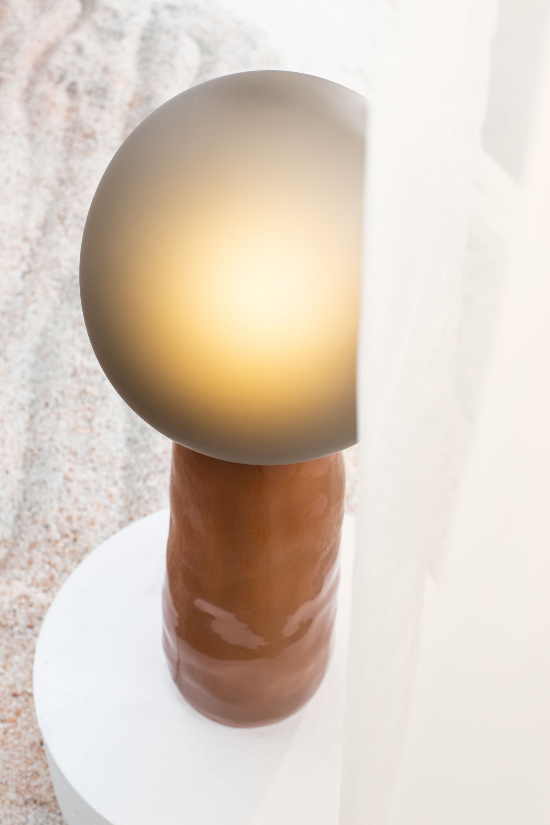 Kokeshi Stehleuchte: Moderne Tischleuchte mit grauem Schirm und braunem Keramikfuß. Designlampe für Wohnzimmer.