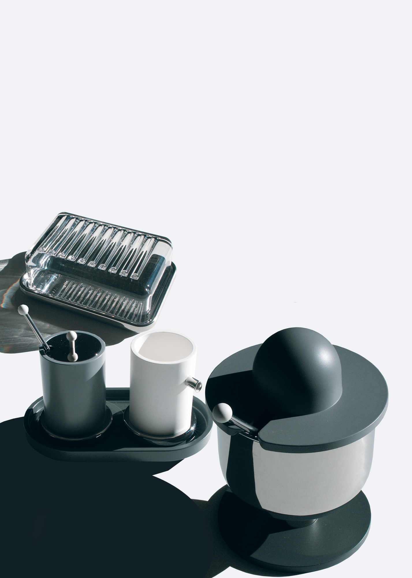 Alessi Butterdose ES03 aus Edelstahl und Kunststoff mit passenden Behältern und Löffeln.