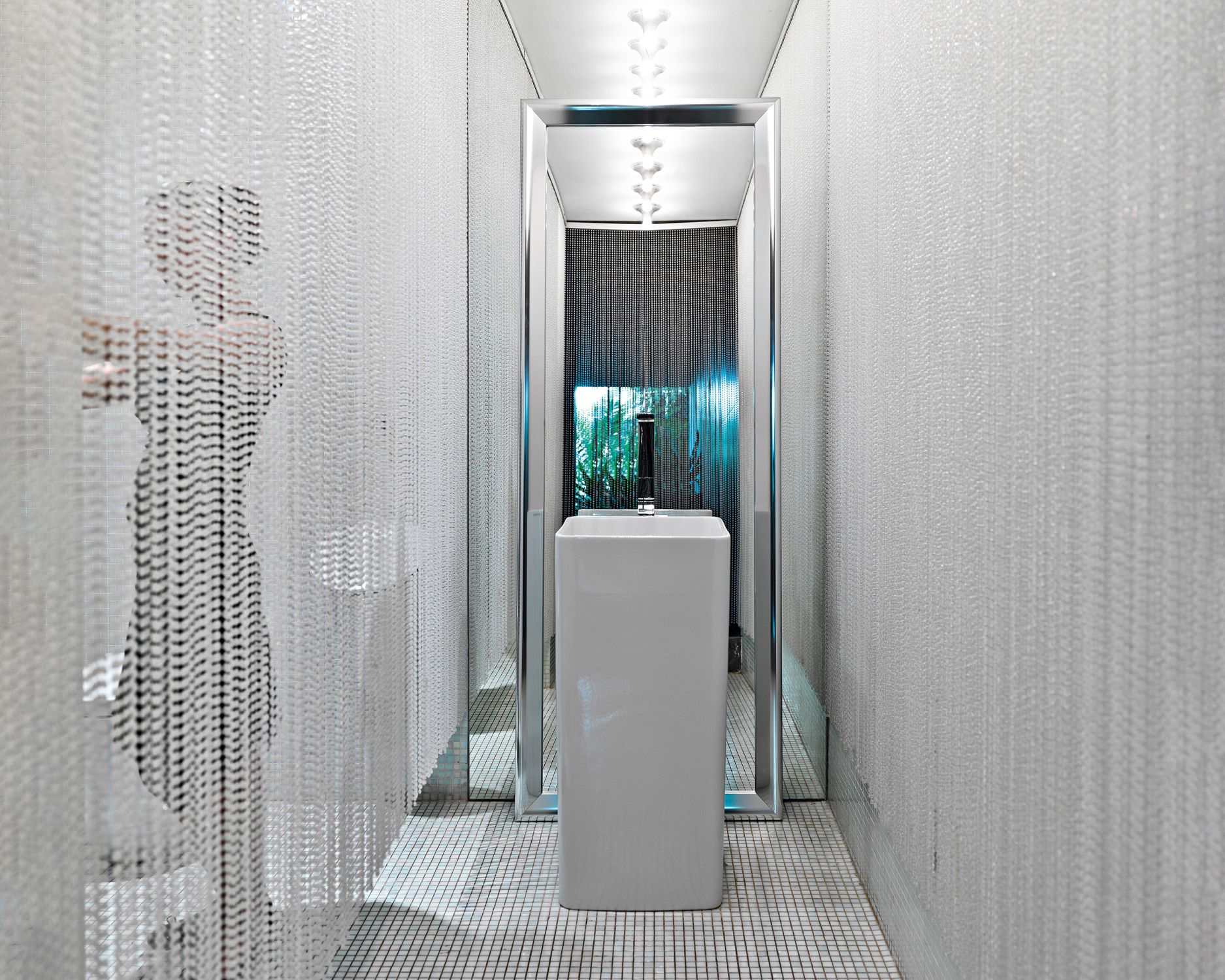 Yume Spiegel von Casamania Horm im Badezimmer mit Waschbecken und Vorhang aus Ketten.