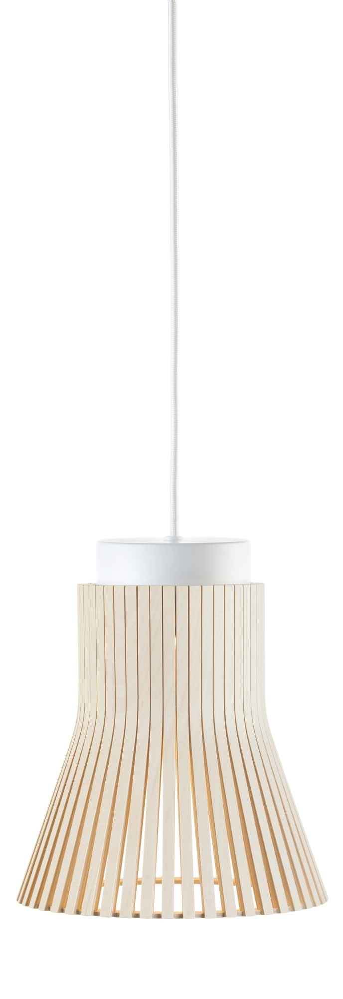 Weiße Secto Design Petite 4600 Pendelleuchte aus hellem Holz, moderne Hängelampe für Wohnzimmer und Essbereich.