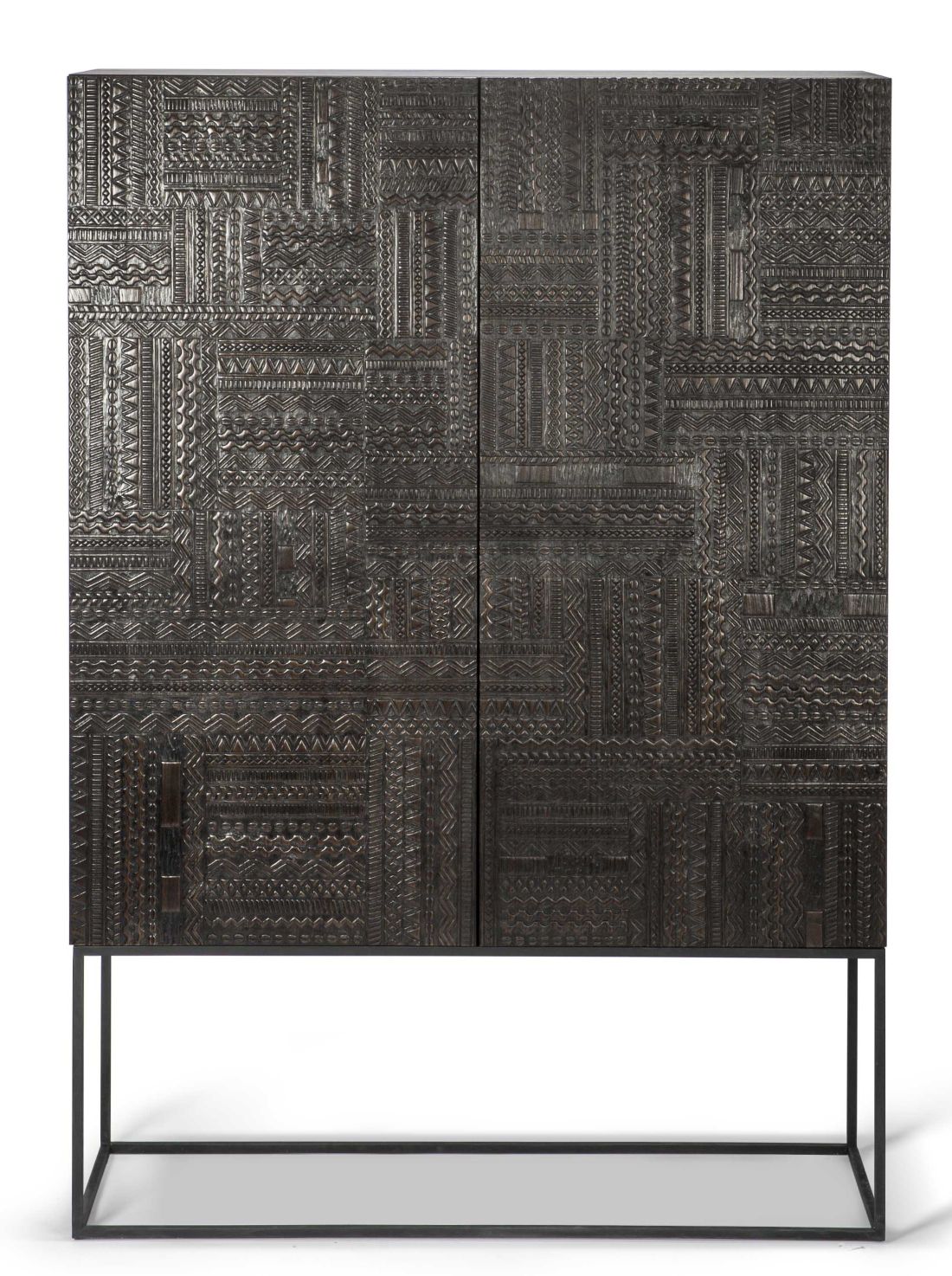 Tabwa Schrank aus Teakholz von Ethnicraft mit filigranen Schnitzereien und dunklem Finish auf Metallgestell.