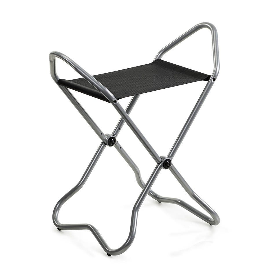 New York Museumshocker: Klappbarer, grauer Hocker mit schwarzer Sitzfläche, ideal für Museen und Veranstaltungen.