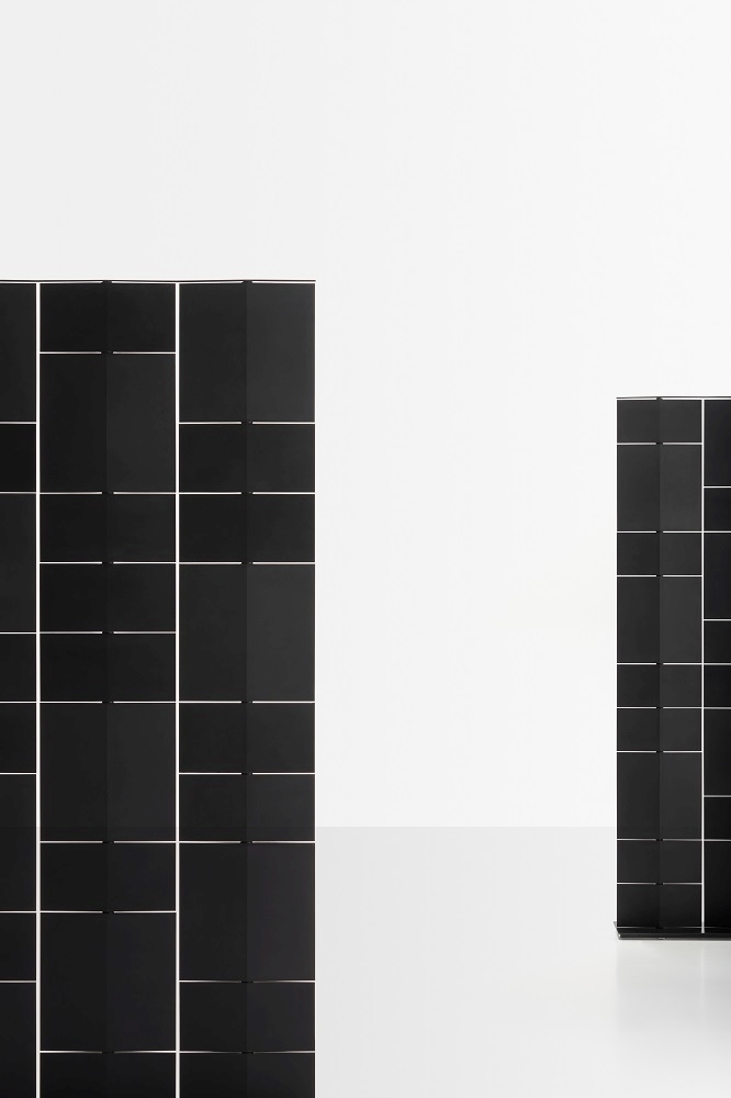 Zwei schwarze Divide It Raumteiler Module von MDF Italia vor weißem Hintergrund.