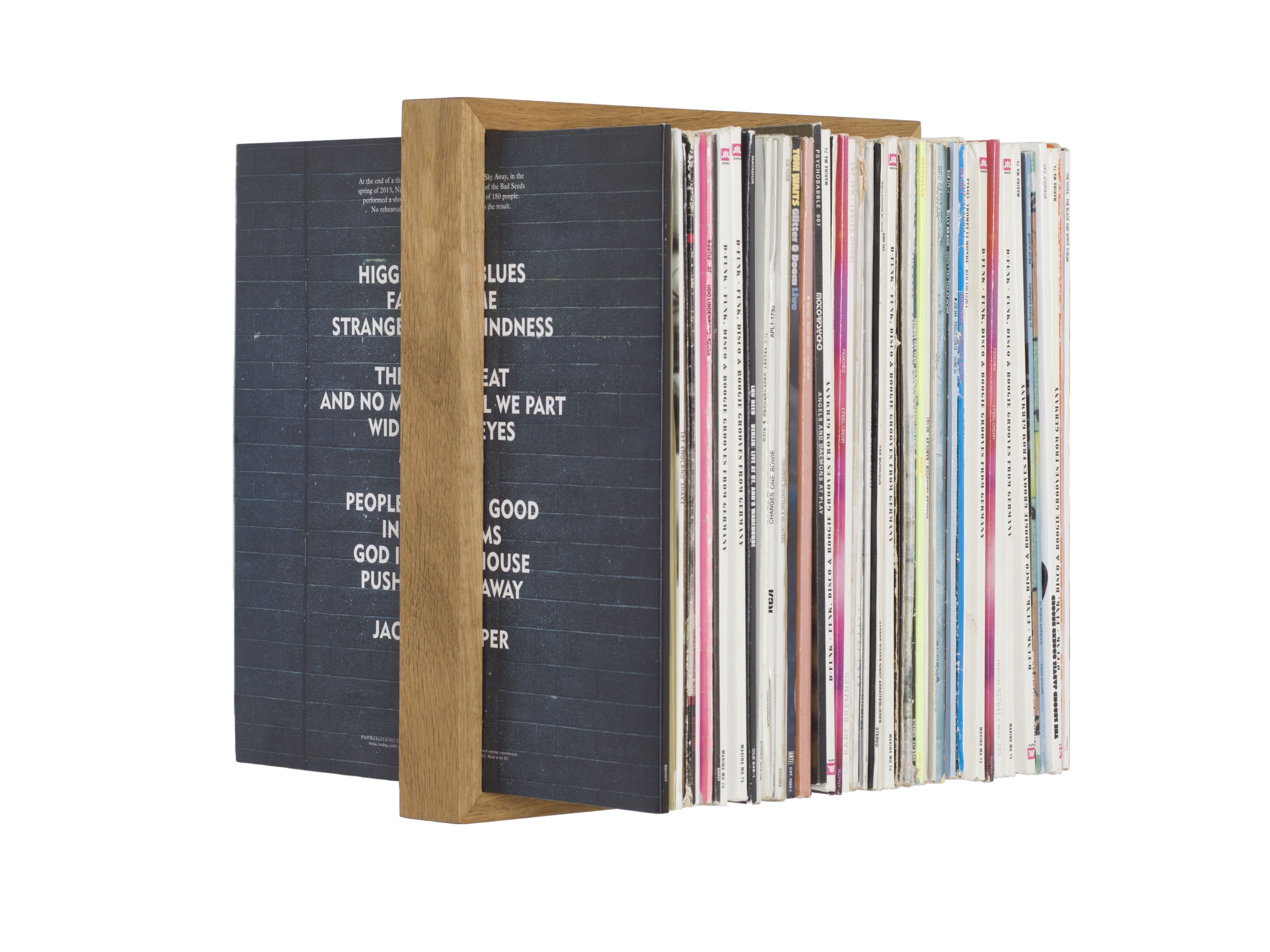 Vinyl b-platte Schalplattenregal das kleine b aus Holz mit Schallplatten Sammlung im Regal.