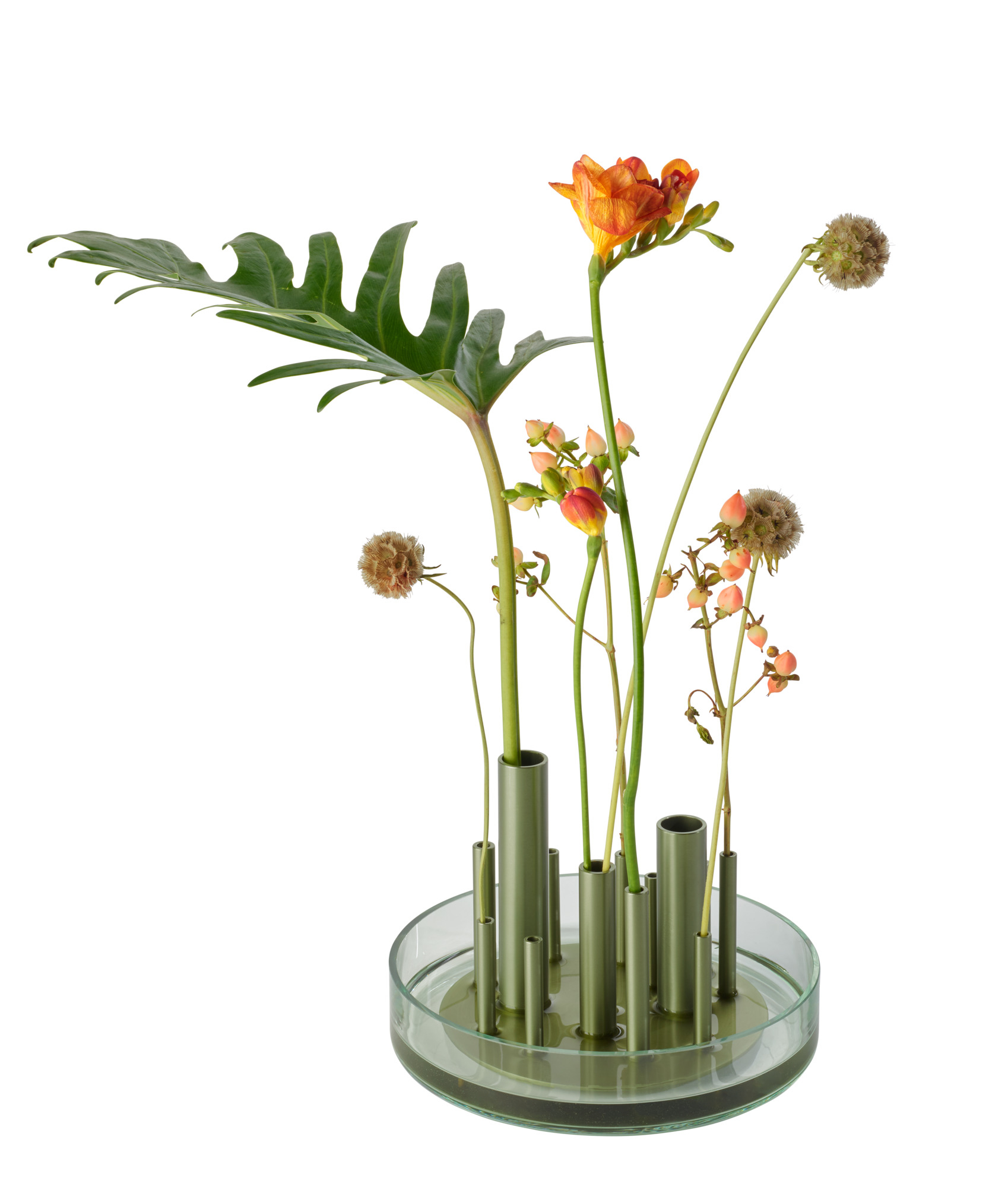 Ikeru Vase Low: Moderne Blumenvase aus Glas und Metall mit floralem Arrangement.