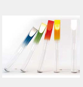 Toobe Stehleuchten von Kartell in verschiedenen Farben, modernes Design für Wohnzimmer und Büro.