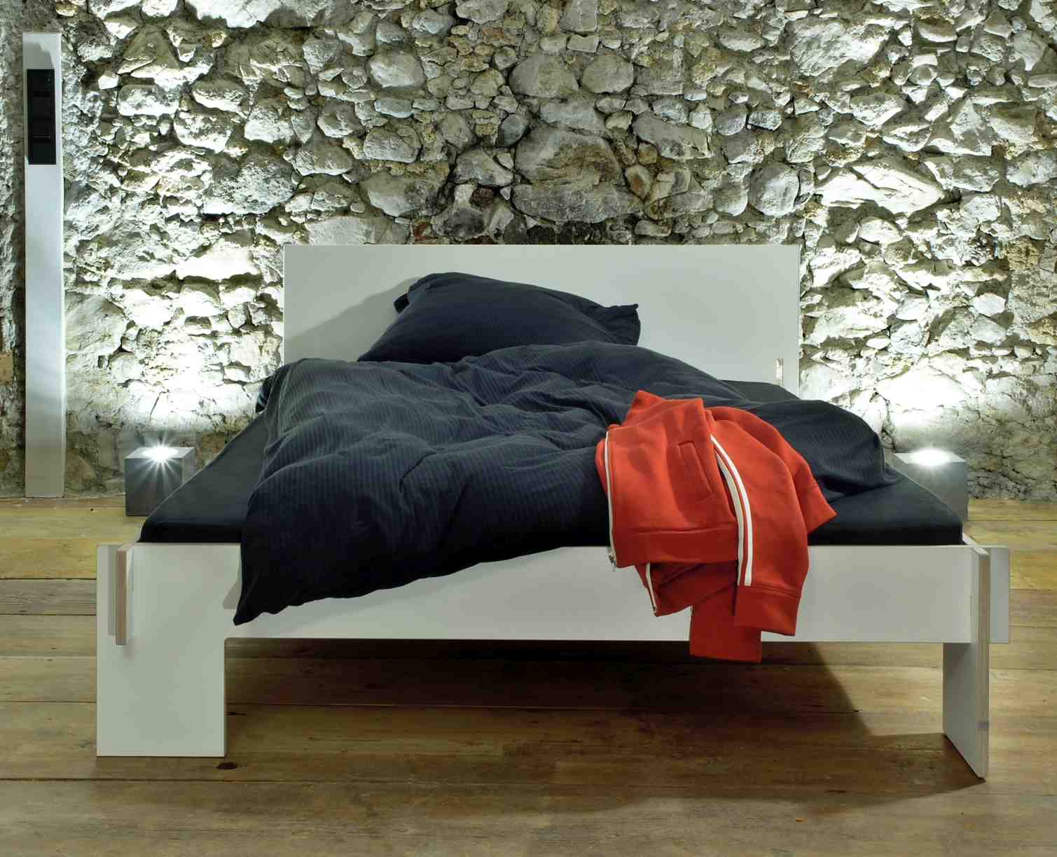 Weißes Siebenschläfer Bett 160 cm mit Kopfteil von Nils Holger Moormann, minimalistisches Design.