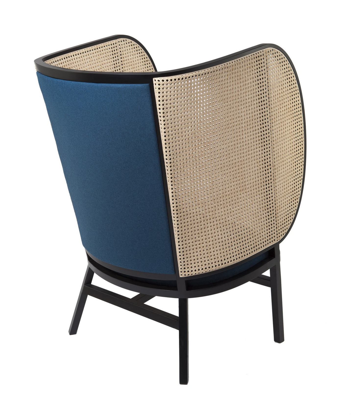Rückansicht des Hideout Lounge Chair Sessels mit blauem Stoff und Wiener Geflecht.