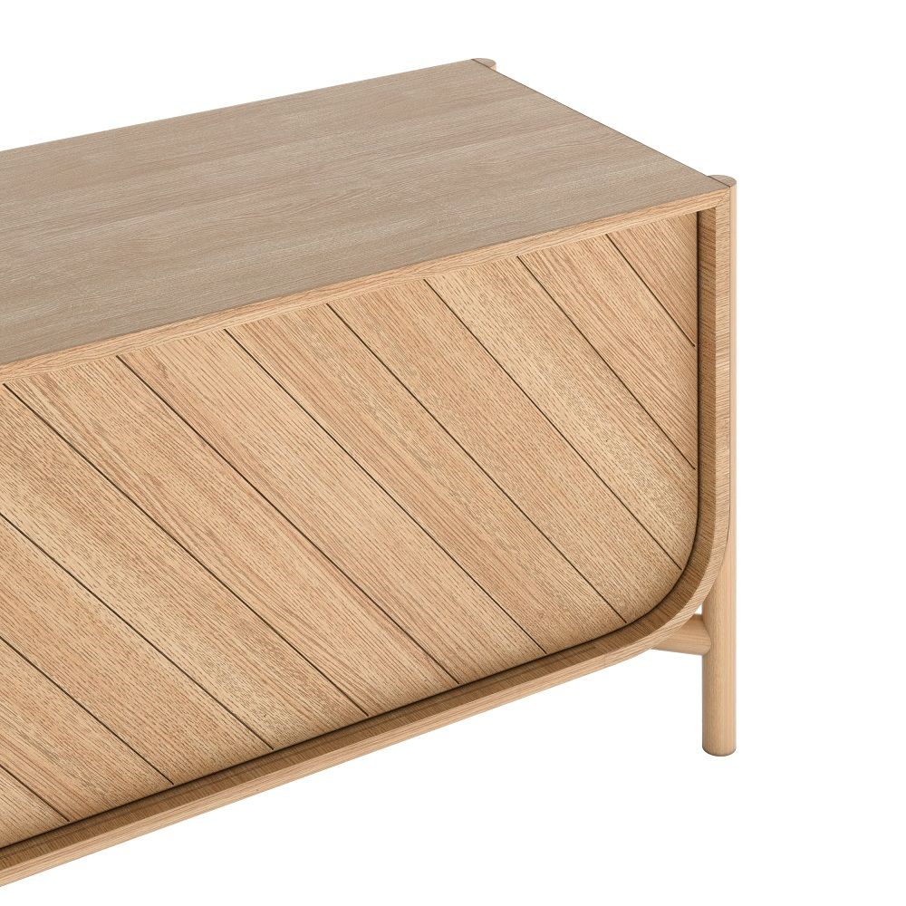 Detailansicht: Helles Holz Sideboard "Marius" von Hartô mit schräg verlaufender Holzstruktur.