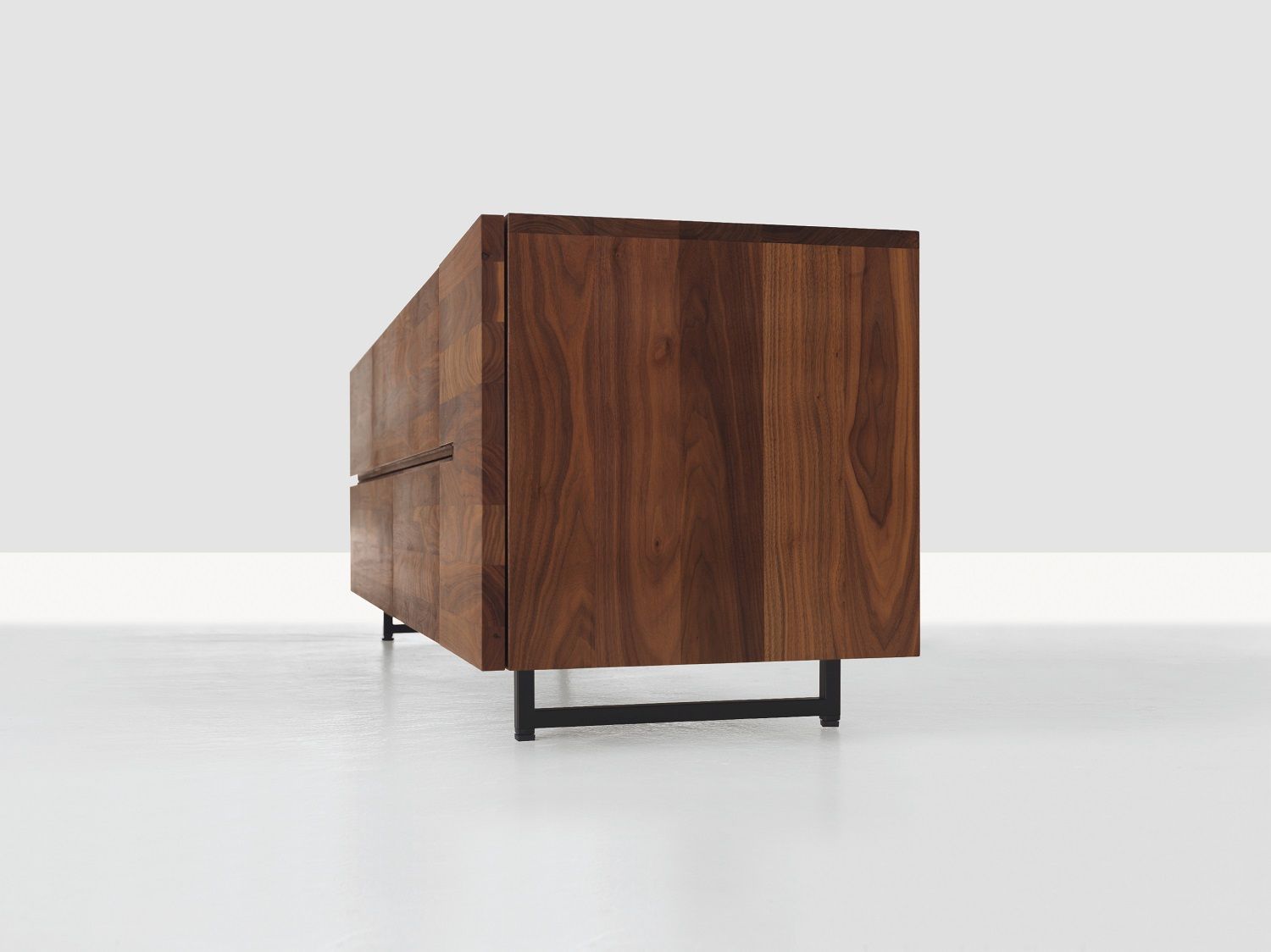 Detailansicht: Low Sideboard aus Massivholz mit dunklen Metallfüßen. Hochwertiges Sideboard für Wohnzimmer.