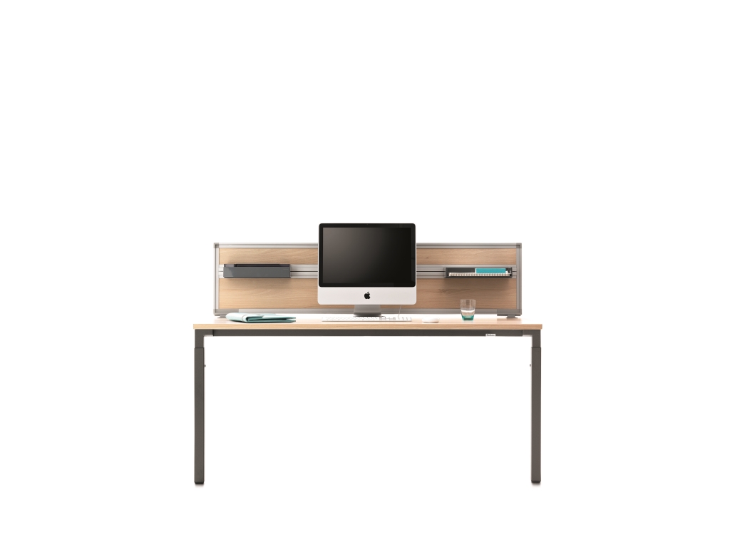 Kalidro Schreibtisch von Steelcase, höhenverstellbar, mit Monitor und Ablage, Büromöbel für ergonomisches Arbeiten.