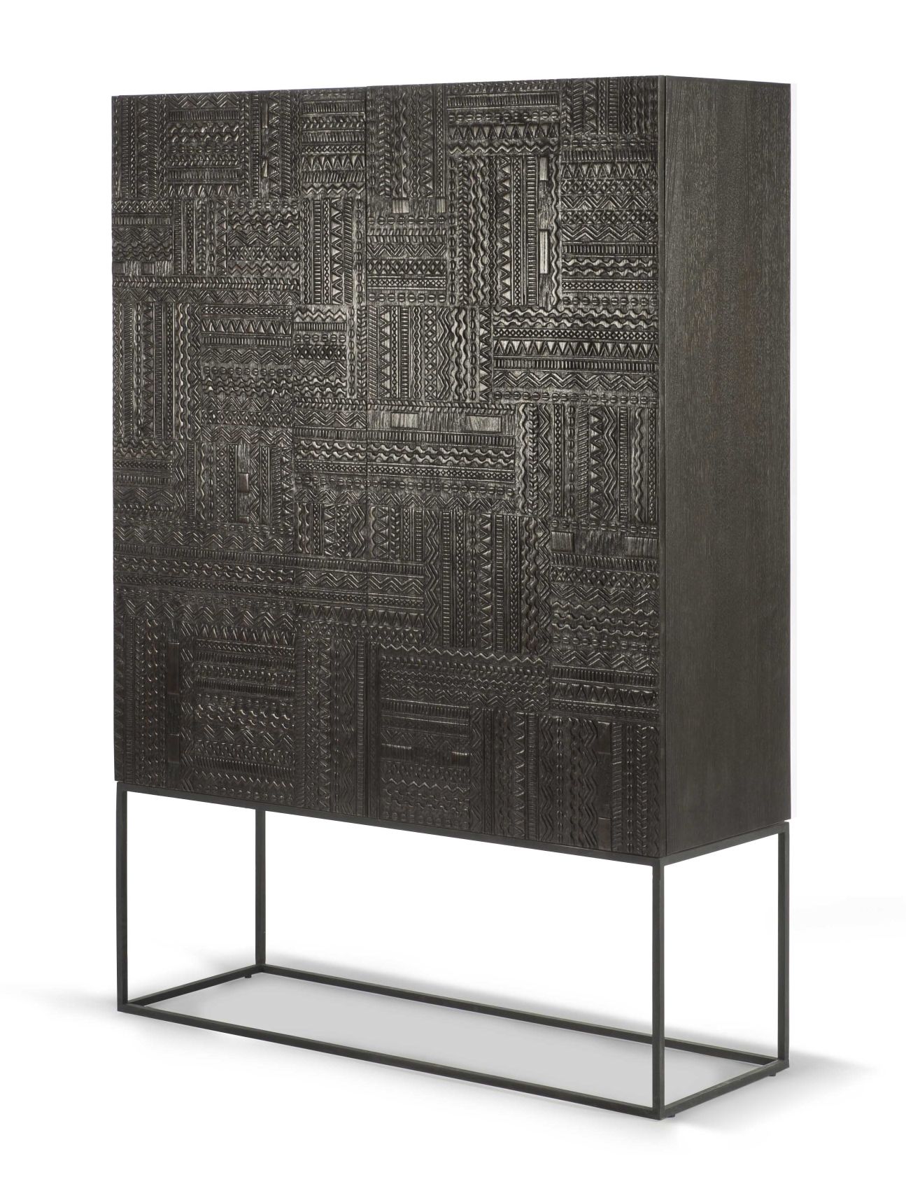 Tabwa Schrank aus Teakholz von Ethnicraft mit dunkler Oberfläche und ethnischen Mustern auf Metallgestell.