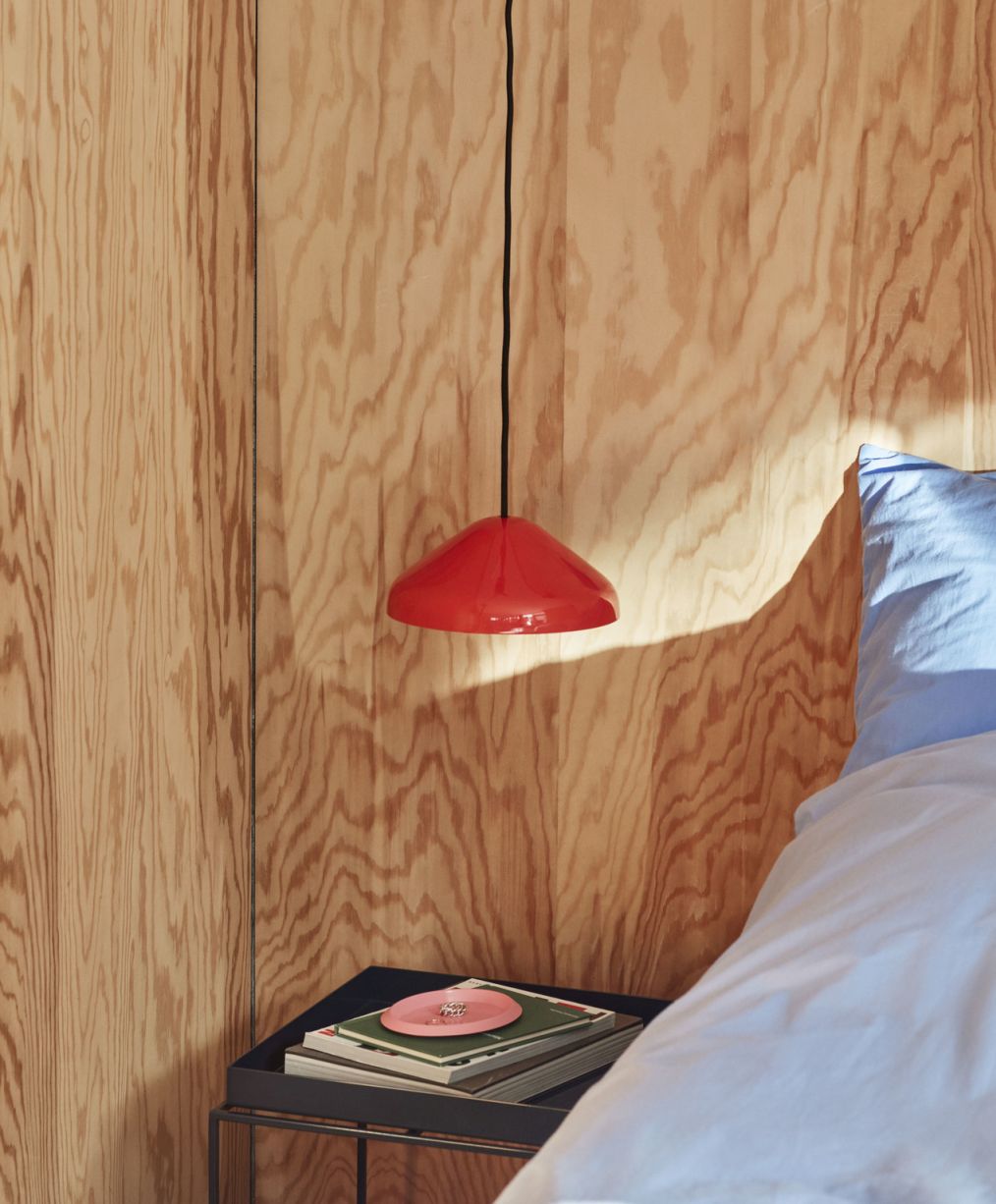 Rote Pao Steel Pendelleuchte von Hay über Nachttisch im Schlafzimmer, modernes Design.