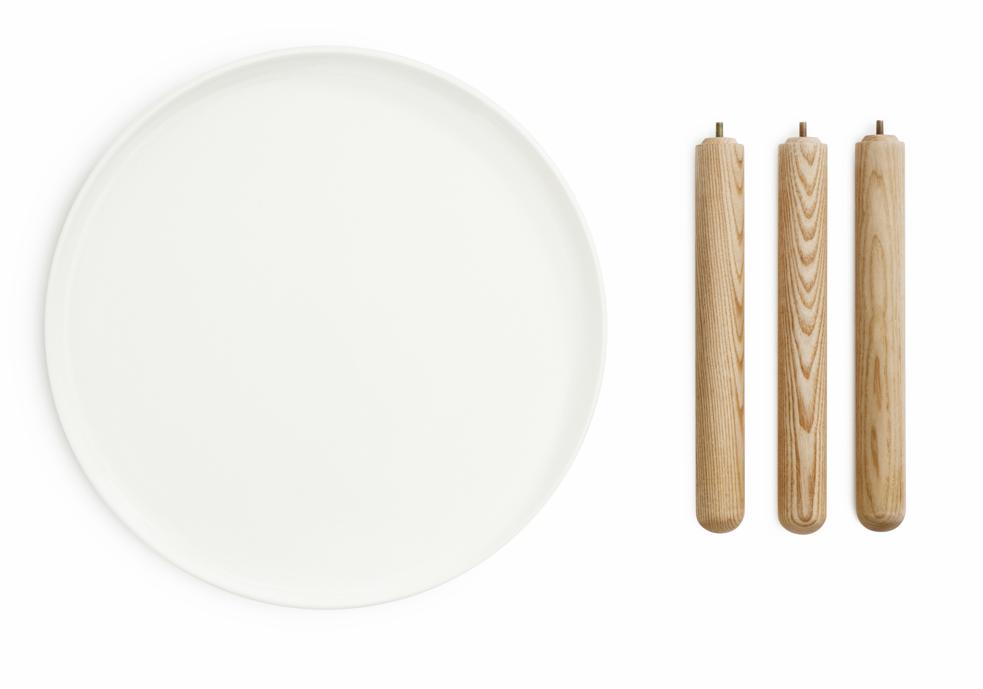 Weißer Tablo Couchtisch von Normann Copenhagen mit runder Tischplatte und drei Holzbeinen.