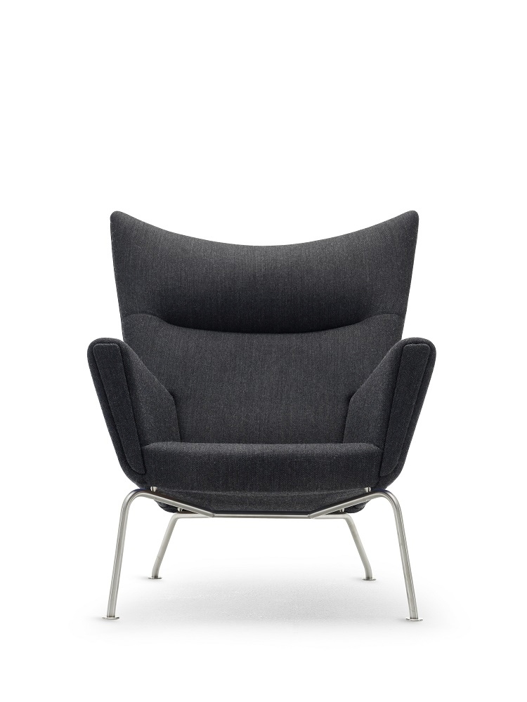 CH445 Sessel: Wing Chair von Carl Hansen & Søn, grauer Stoffbezug, Stahlgestell.