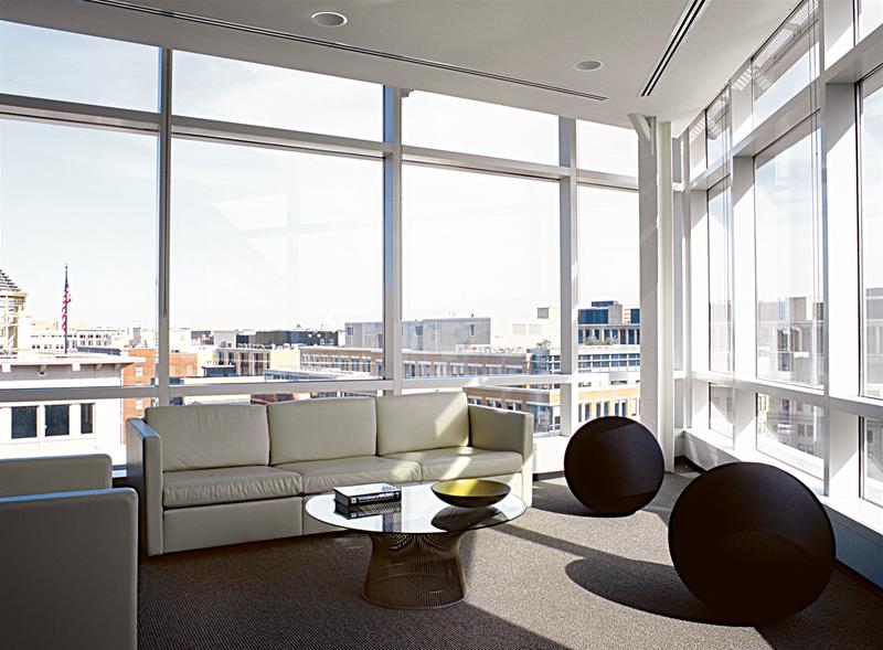 Wohnzimmer mit Platner Esstisch mit Kristallglasplatte und poliertem Nickelgestell von Knoll International.